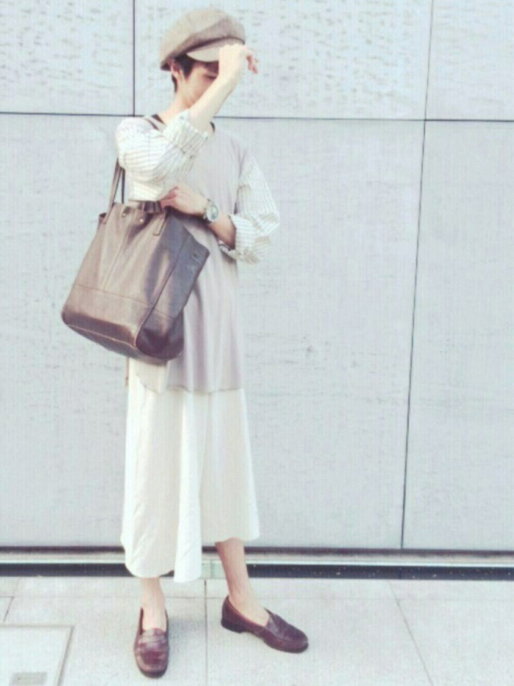 グレー系のTシャツ/カットソー、ベージュ系のその他パンツ、ブラウン系のトートバッグを着用したメンズの夏コーディネートの1枚目の写真