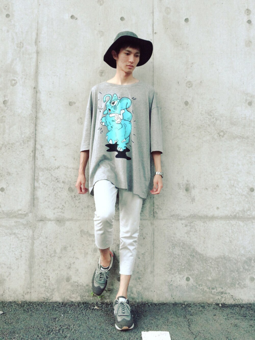 グレー系のTシャツ/カットソー、グレー系のその他パンツ、グレー系のスニーカーを着用したメンズの夏コーディネートの1枚目の写真