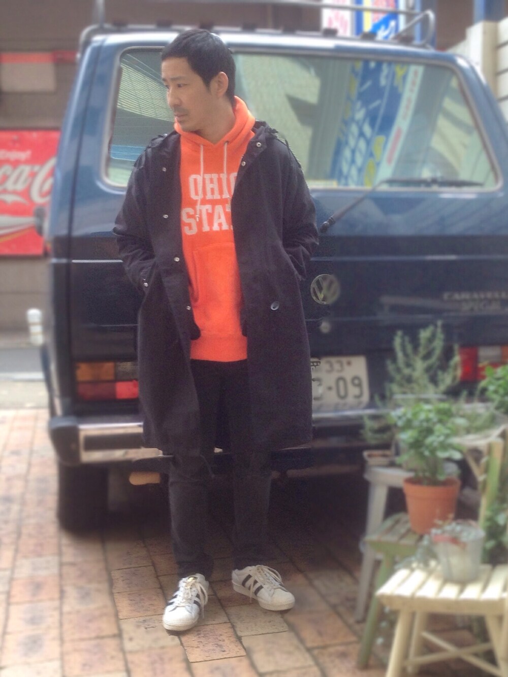 「pluss福岡、本日のしんかいさん、パーカー、Champion、adidas、スニーカー、モッズコート」｜「BEAMSのアイテム（モッズコート、ブラック系）」を使った、shinkai teruhikoさん（メンズ・168cm）の秋コーディネートの1枚目の写真