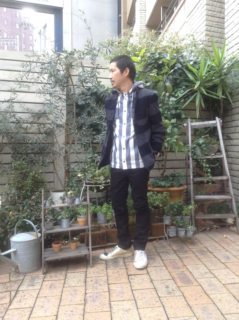 「本日のしんかいさん、福岡、pluss福岡、ボーダー、パーカー、スニーカー、ストライプ、黒パンツ」｜「WHITE MOUNTAINEERINGのアイテム（パーカー、ホワイト系）」を使った、shinkai teruhikoさん（メンズ・168cm）の冬コーディネートの1枚目の写真