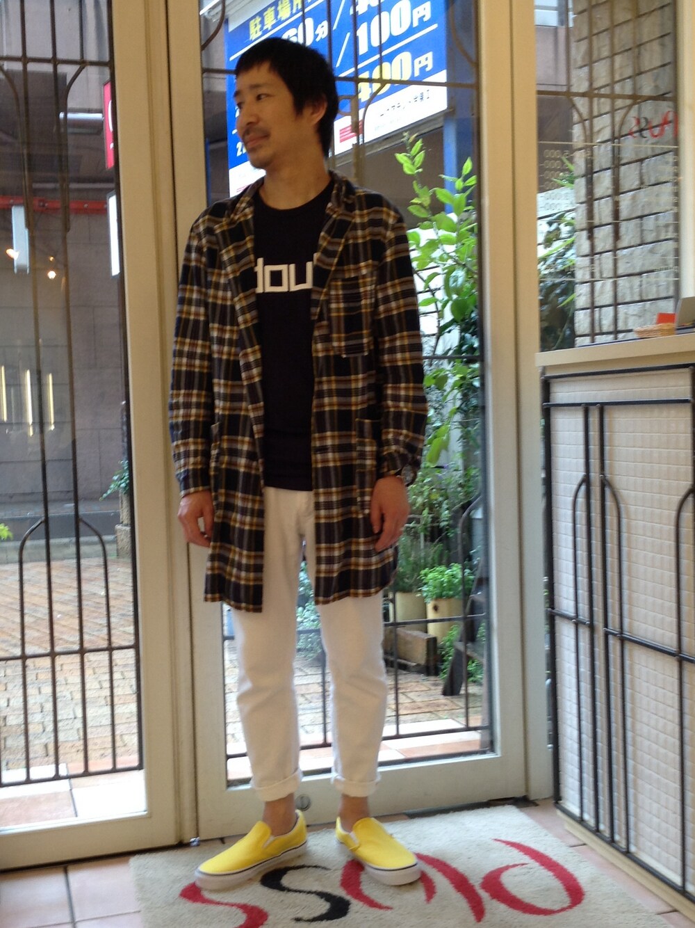 「イエロー、VANS、スニーカー、pluss福岡、本日のしんかいさん、ガウン、ホワイト」｜「VANSのアイテム（スニーカー、イエロー系）」を使った、shinkai teruhikoさん（メンズ・168cm）の春コーディネートの1枚目の写真