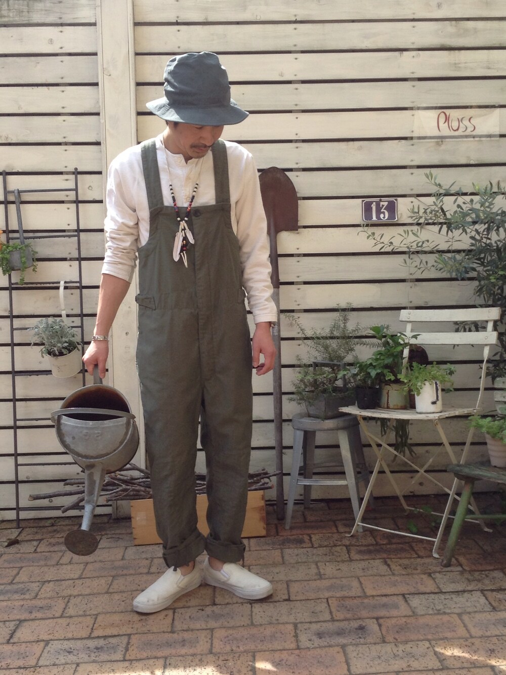 「本日のしんかいさん、pluss福岡、オーバーオール、グリーン、ハット、VANS、スニーカー、VANSスリッポン」｜「Engineered Garmentsのアイテム（つなぎ/オールインワン、グリーン系）」を使った、shinkai teruhikoさん（メンズ・168cm）の春コーディネートの1枚目の写真