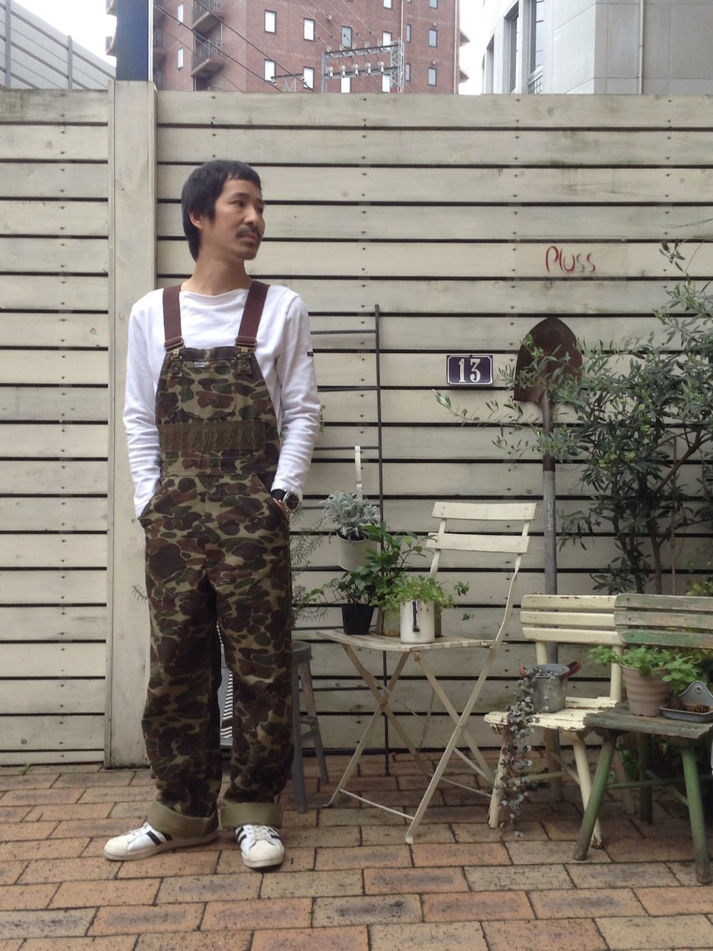 「本日のしんかいさん、福岡、pluss福岡、オーバーオール、カモ柄、adidas、スニーカー」｜「LEMINORのアイテム（Tシャツ/カットソー、ホワイト系）」を使った、shinkai teruhikoさん（メンズ・168cm）の春コーディネートの1枚目の写真