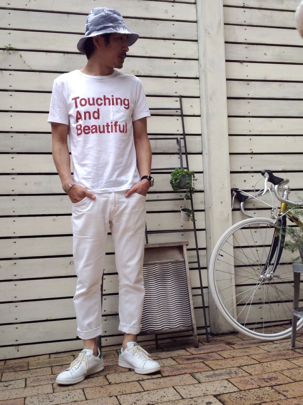 「本日のしんかいさん、福岡pluss、pluss福岡、ホワイトコーデ、ホワイト、ハット、白パンツ、スタンスミス、adidas、スニーカー」｜「adidasのアイテム（スニーカー、ホワイト系）」を使った、shinkai teruhikoさん（メンズ・168cm）の夏コーディネートの1枚目の写真