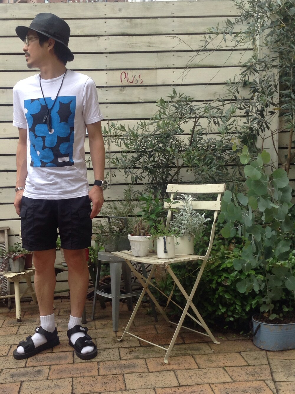 「本日のしんかいさん、福岡pluss、pluss福岡、白シャツ、白Tシャツ、ショートパンツ、ハット、めがね」｜「suicokeのSUICOKE / KISEE-V（サンダル、ブラック系）」を使った、shinkai teruhikoさん（メンズ・168cm）の夏コーディネートの1枚目の写真