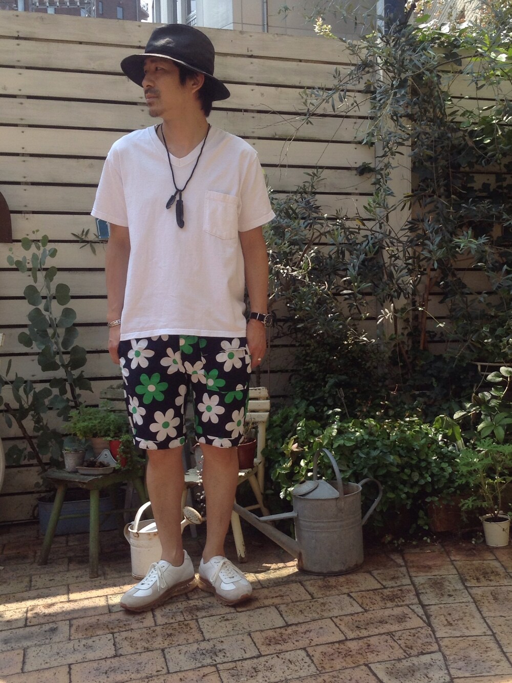 「本日のしんかいさん、白Tシャツ、ハーフパンツ、スニーカー、福岡pluss、pluss福岡、福岡今泉」｜「tomo&coのアイテム（スニーカー、ホワイト系）」を使った、shinkai teruhikoさん（メンズ・168cm）の夏コーディネートの1枚目の写真