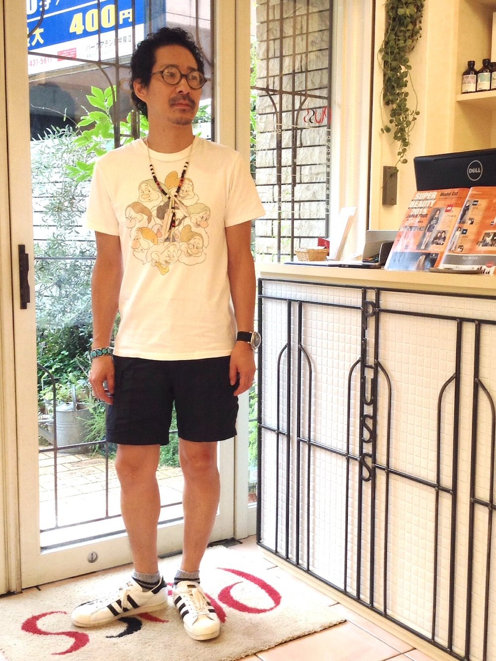 「ディズニー、白Tシャツ、ハーフパンツ、ターコイズブルー、めがね、本日のしんかいさん、pluss福岡、福岡、福岡今泉」｜「adidas Originalsのアイテム（スニーカー、ホワイト系）」を使った、shinkai teruhikoさん（メンズ・168cm）の夏コーディネートの1枚目の写真