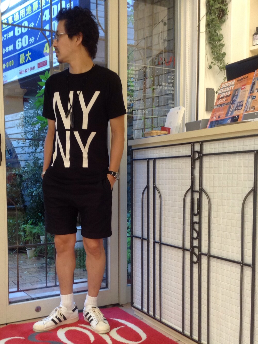 「本日のしんかいさん、福岡pluss、pluss福岡、黒スニーカー、スニーカー、めがね、adidas」｜「adidasのアイテム（スニーカー、ホワイト系）」を使った、shinkai teruhikoさん（メンズ・168cm）の夏コーディネートの1枚目の写真