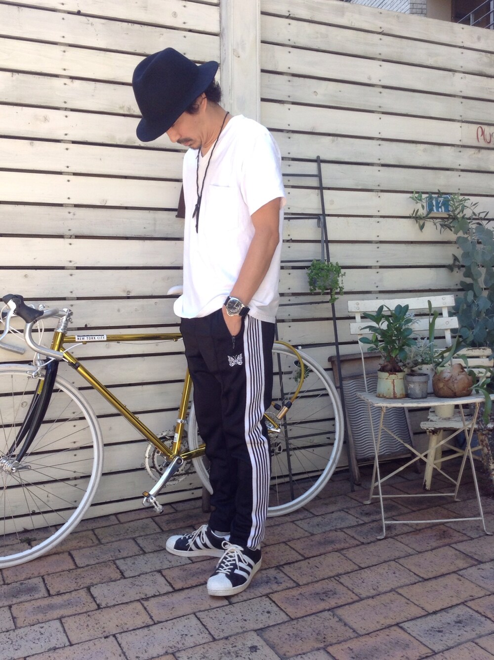 「腕時計、黒スニーカー、モノトーン、白Tシャツ、ハット、黒、pluss福岡、本日のしんかいさん、福岡pluss、福岡今泉」｜「adidasのアイテム（スニーカー、ブラック系）」を使った、shinkai teruhikoさん（メンズ・168cm）の秋コーディネートの1枚目の写真