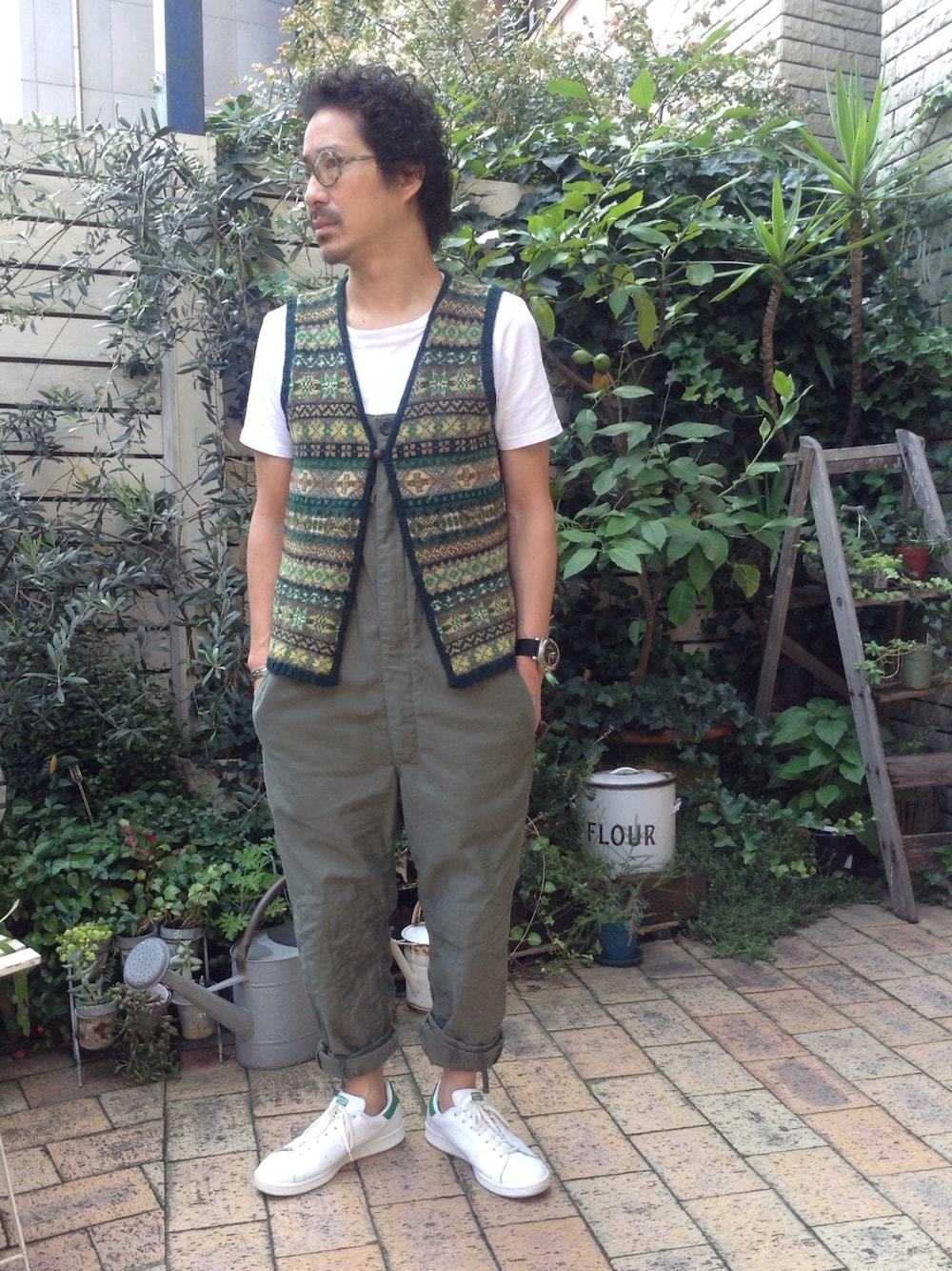 「秋のコーデ、秋、カーキ、ベスト、めがね、秋服、本日のしんかいさん、福岡pluss、pluss福岡」｜「Engineered Garmentsのアイテム（つなぎ/オールインワン、グリーン系）」を使った、shinkai teruhikoさん（メンズ・168cm）の秋コーディネートの1枚目の写真