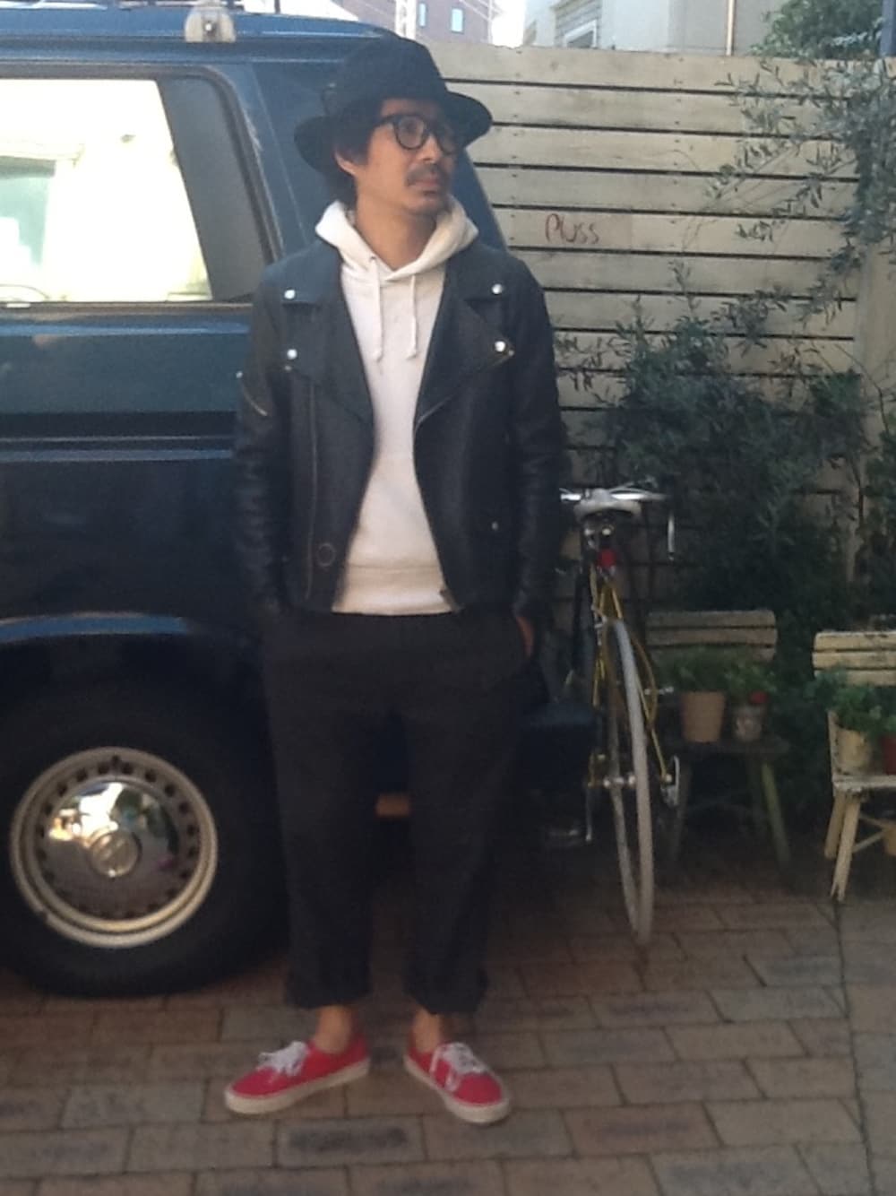 「秋のコーデ、秋、VANS、大人カジュアル、パーカー、本日のしんかいさん」｜「GOLDEN GOOSEのアイテム（ライダースジャケット、ブラック系）」を使った、shinkai teruhikoさん（メンズ・168cm）の秋コーディネートの1枚目の写真