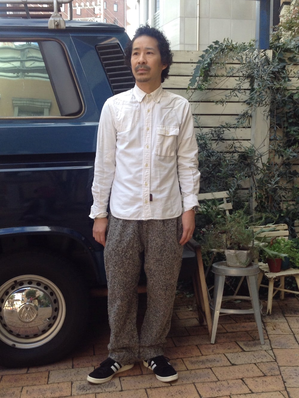 「オトナカジュアル、冬、冬コーデ、本日のしんかいさん、福岡pluss、pluss福岡」｜「Engineered Garmentsのアイテム（パンツ、グレー系）」を使った、shinkai teruhikoさん（メンズ・168cm）の秋コーディネートの1枚目の写真