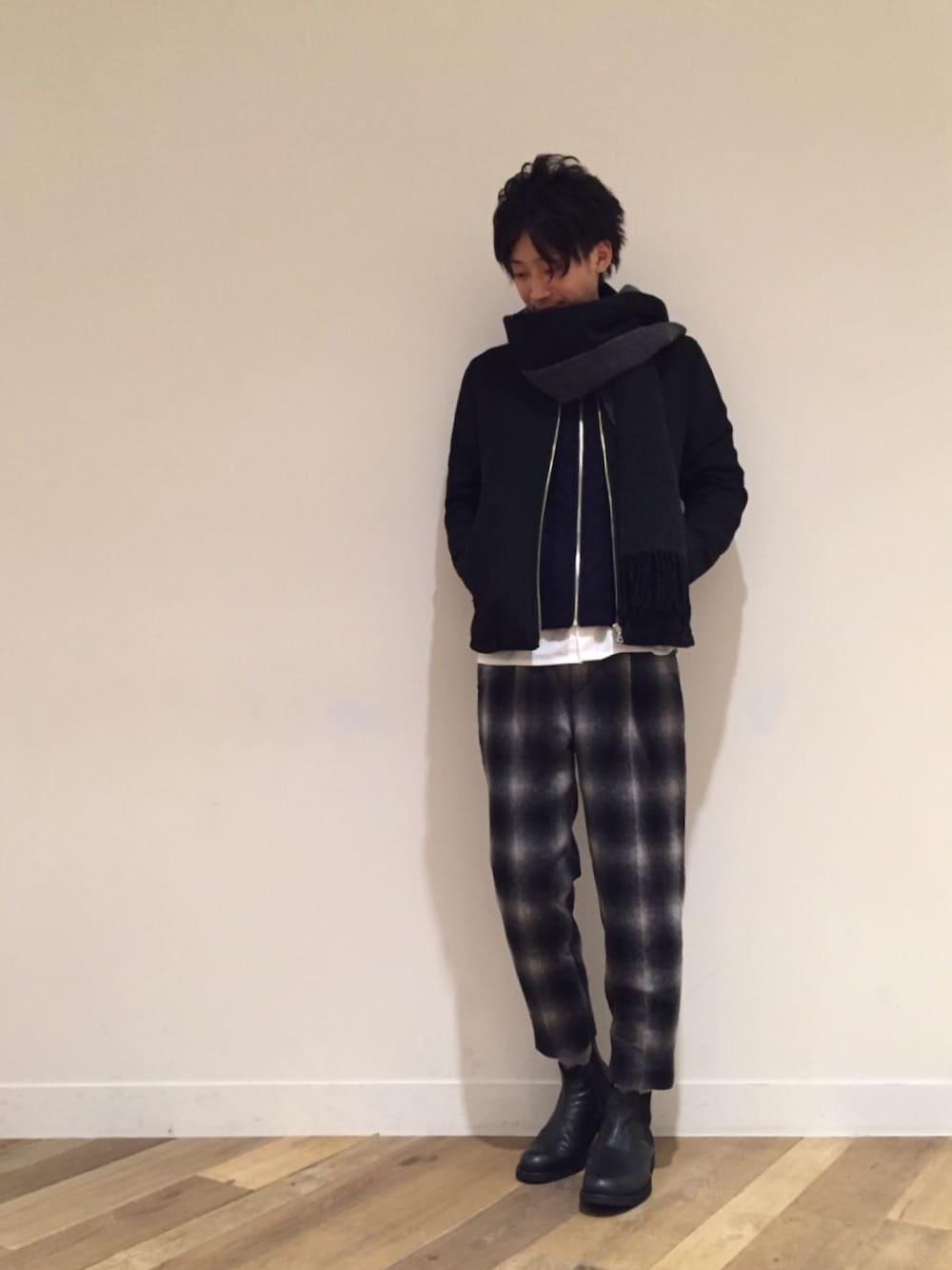 「HARE、秋冬、冬のコーデ、ブルゾン、チェックパンツ、マフラーぐるぐる、ノーカラー、ブーツ、シンプルコーデ、モノトーン」｜「HAREのサイドゴアブーツ(HARE)（ブーツ、ブラック系）」を使った、nissy_HAREさん（メンズ・180cm）の冬コーディネートの1枚目の写真