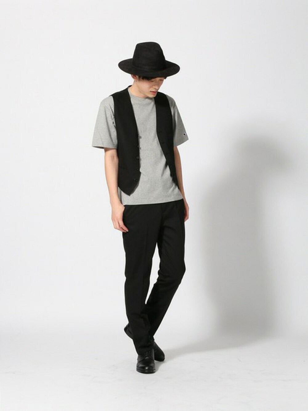 ブラック系のドレスシューズ、ブラック系のスラックス、グレー系のTシャツ/カットソーを着用したメンズの冬コーディネートの1枚目の写真