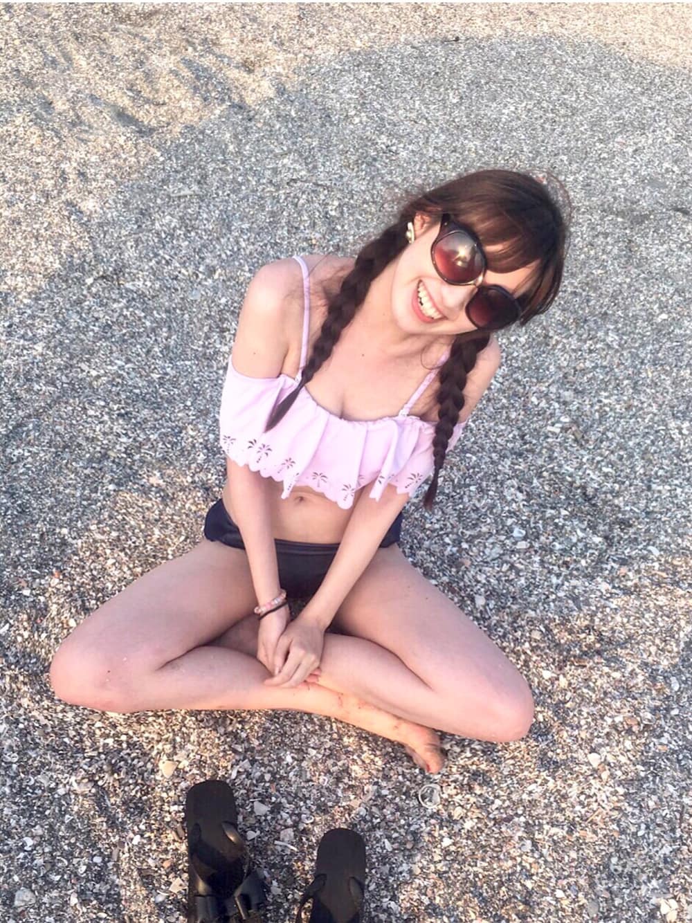「水着、海、シュープリームララ(Supreme.La.La.)、三つ編み、ガーリー」｜「Supreme.La.La.の【Cancam/ViVi/Ray】オフショルダー3点セットビキニ（水着、パープル系）」を使った、yukoさん（レディース・165cm）の夏コーディネートの1枚目の写真