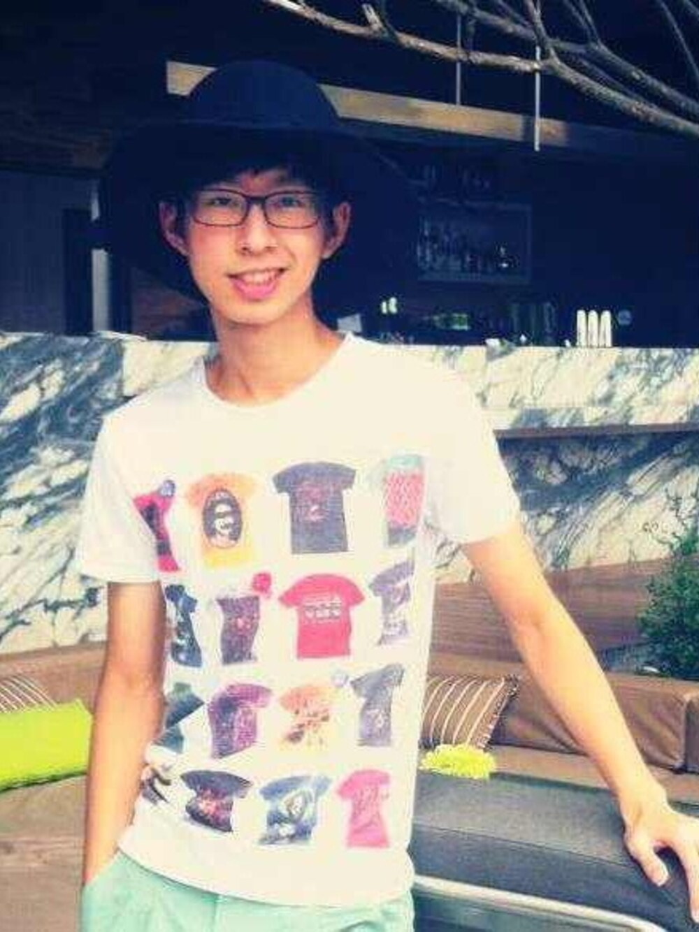 「5のアイテム（Tシャツ/カットソー、ホワイト系）」を使った、Andrew Leeさん（メンズ・180cm）の秋コーディネートの1枚目の写真