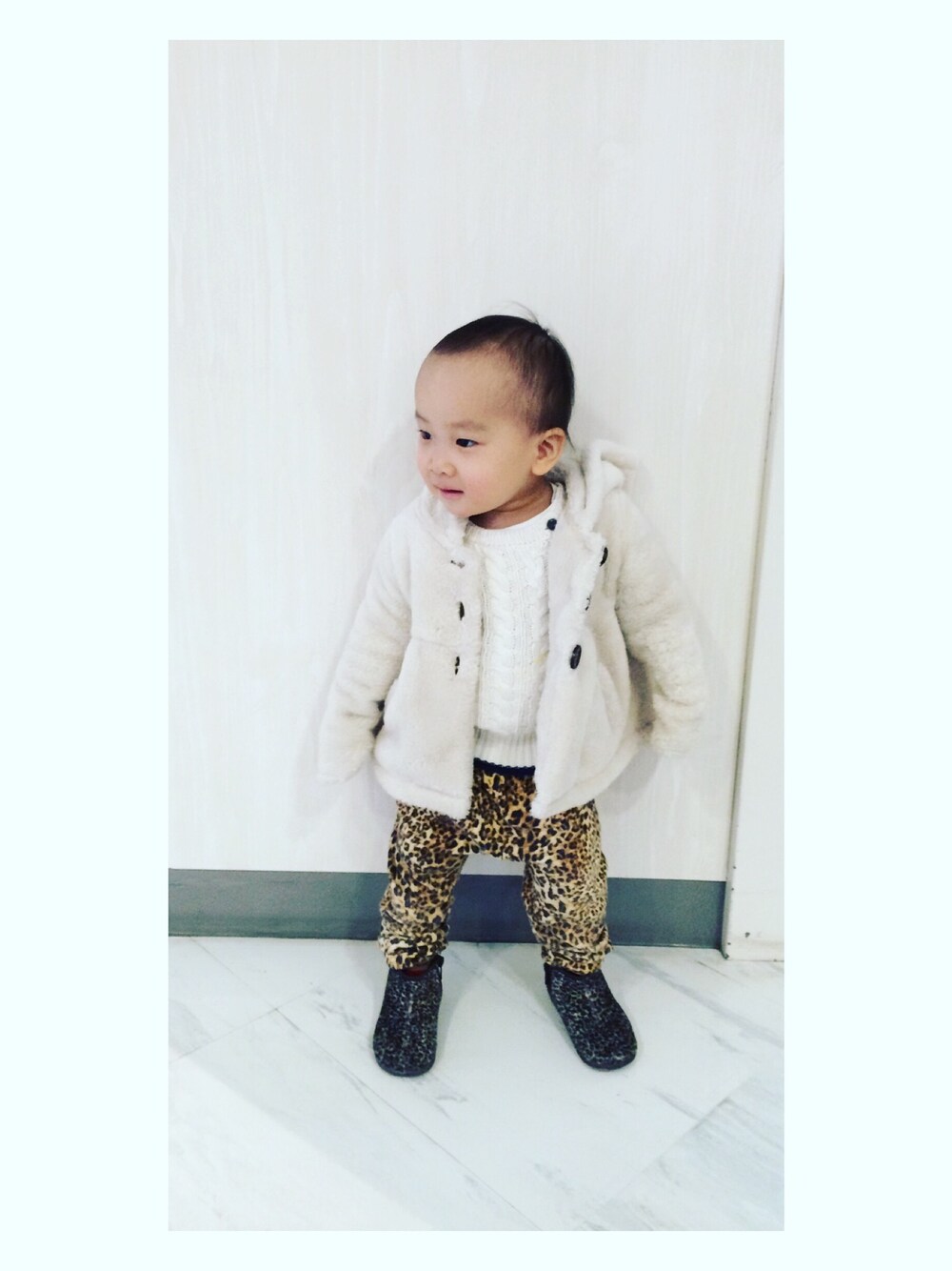 「1歳、boy、boots、レオパード、GAP、Combi mini、winter、ZARA KIDS、男の子」｜「combiminiのアイテム（ニット/セーター、ホワイト系）」を使った、MUSASHIさん（キッズ・80cm）の秋コーディネートの1枚目の写真