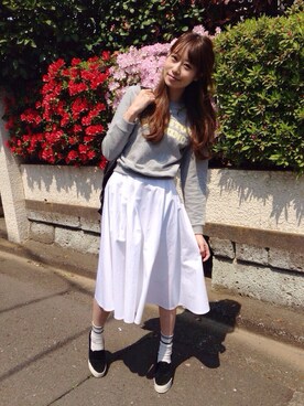 「白スカート」｜「アイテム（スウェット）」を使った、宇佐美 彩さん（レディース・162cm）の春コーディネート