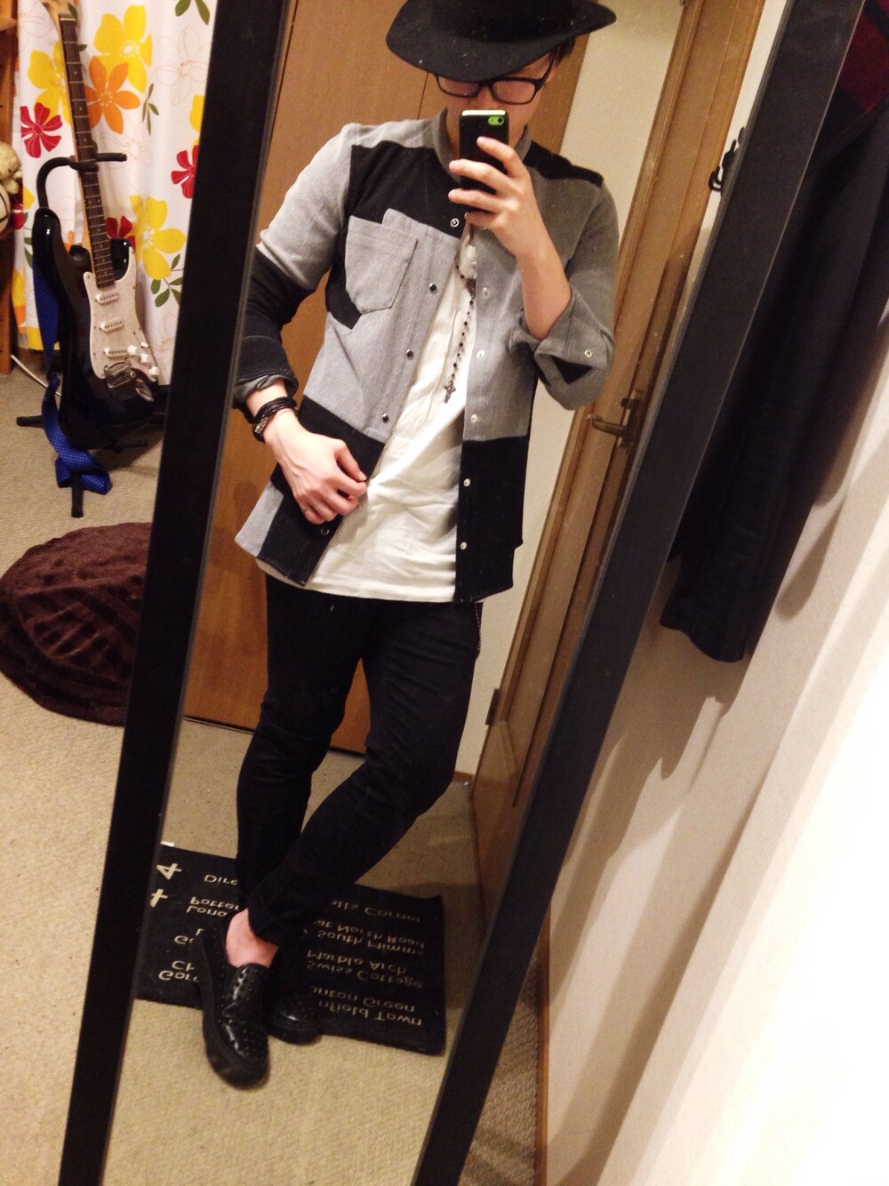 グレー系のシャツ/ブラウス、グレー系のTシャツ/カットソー、ブラック系のパンツを着用したメンズの夏コーディネートの1枚目の写真