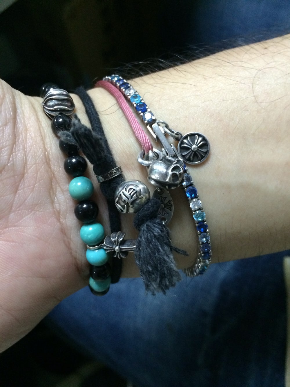 ブラック系のブレスレット、ピンク系のブレスレット、ブラック系のブレスレットを着用したメンズの夏コーディネートの1枚目の写真