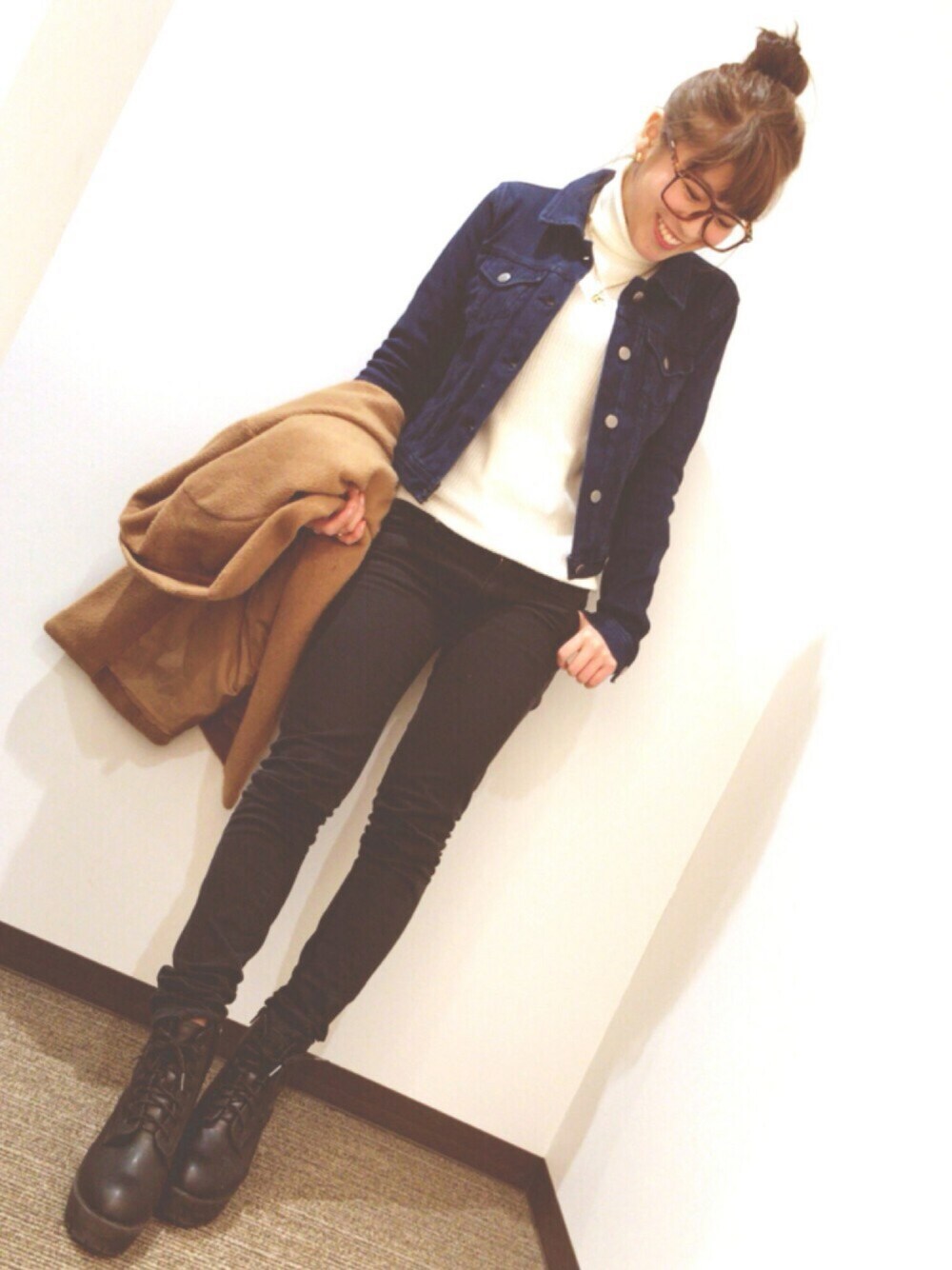 ホワイト系のニット/セーター、ブラック系のパンツ、ベージュ系のチェスターコートを着用したレディースの冬コーディネートの1枚目の写真