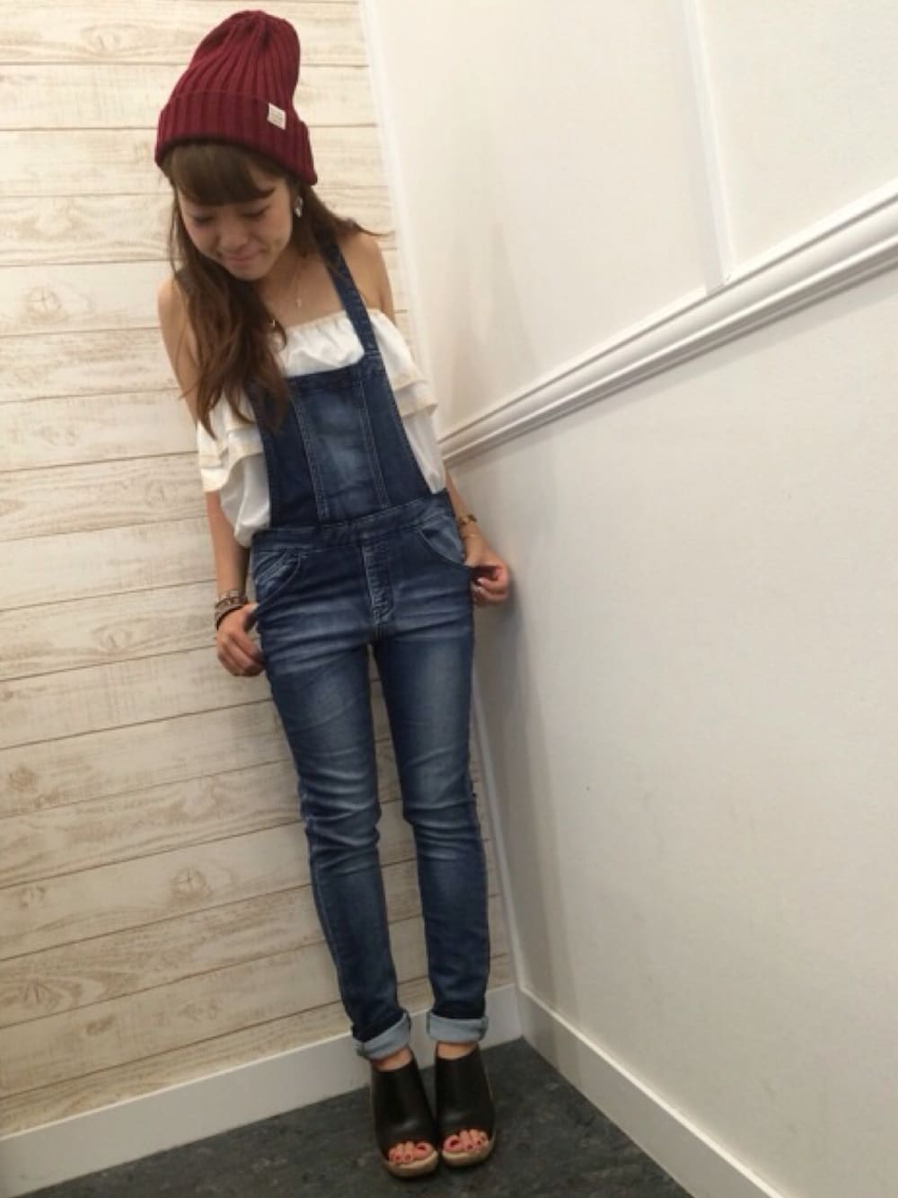 「デニム、カジュアル、ホワイト、ニット帽、サロペット、ビジュー、デニムサロペット、JEFFREY CAMPBELL、CONTRAIL」｜「CONTRAILのBASICニットワッチ（ニットキャップ/ビーニー、レッド系）」を使った、mkさん（レディース・149cm）の夏コーディネートの1枚目の写真