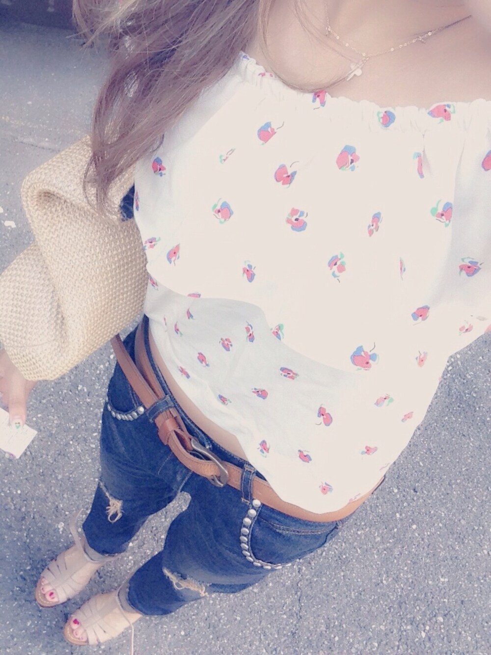 「デニム、クラッチバッグ、花柄、Ungrid、シフォン、ウェッジソール、オフショル、TODAYFUL、ROSE BUD、CONTRAIL」｜「Ungridの ﾀﾞｰｸｽﾀｯｽﾞｻﾙｴﾙﾃﾞﾆﾑ （デニムパンツ、ブルー系）」を使った、mkさん（レディース・149cm）の夏コーディネートの1枚目の写真