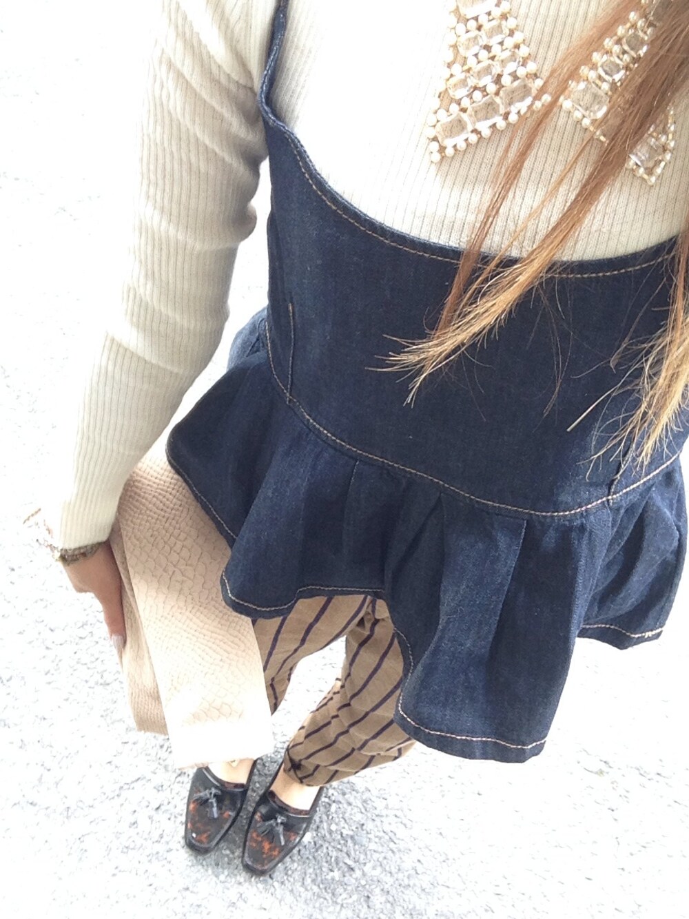 「UNIQLO、Ungrid、TODAYFUL、CONTRAIL、タートルネック、デニム、ビスチェ、ストライプ、ローファー、クラッチバッグ」｜「Ungridの 【Lady】ﾃﾞﾆﾑﾍﾟﾌﾟﾗﾑﾄｯﾌﾟｽ （その他トップス、ブルー系）」を使った、mkさん（レディース・149cm）の秋コーディネートの1枚目の写真