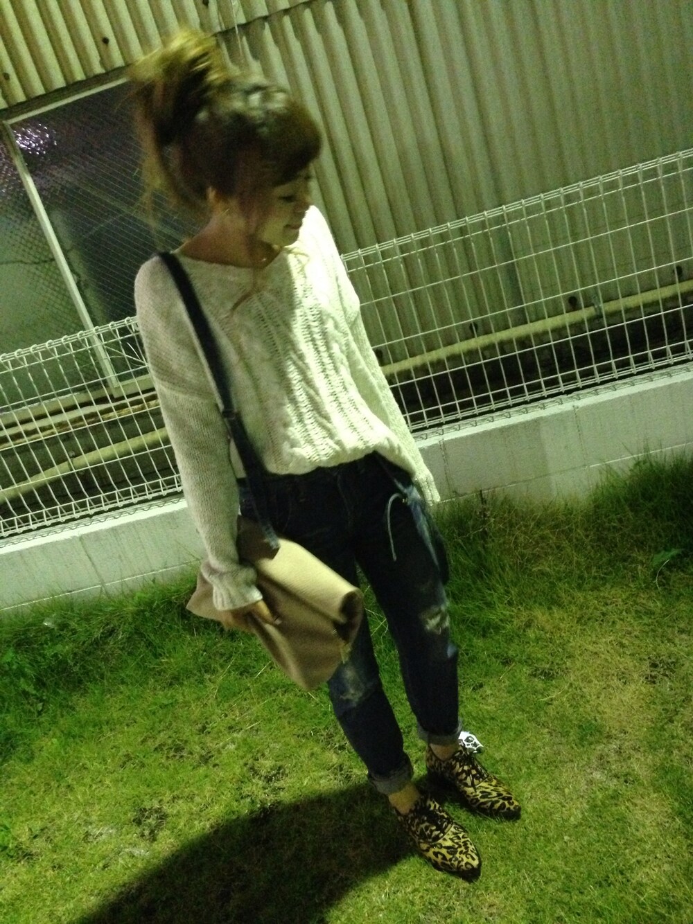 「Ungrid、CONTRAIL、クラッチバッグ、ニット、デニム、レオパード、サスペンダー、おだんごヘアー」｜「Ungridの 【Lady Like】ｹｰﾌﾞﾙﾆｯﾄﾗﾌＰＯ （ニット/セーター、ベージュ系）」を使った、mkさん（レディース・149cm）の秋コーディネートの1枚目の写真