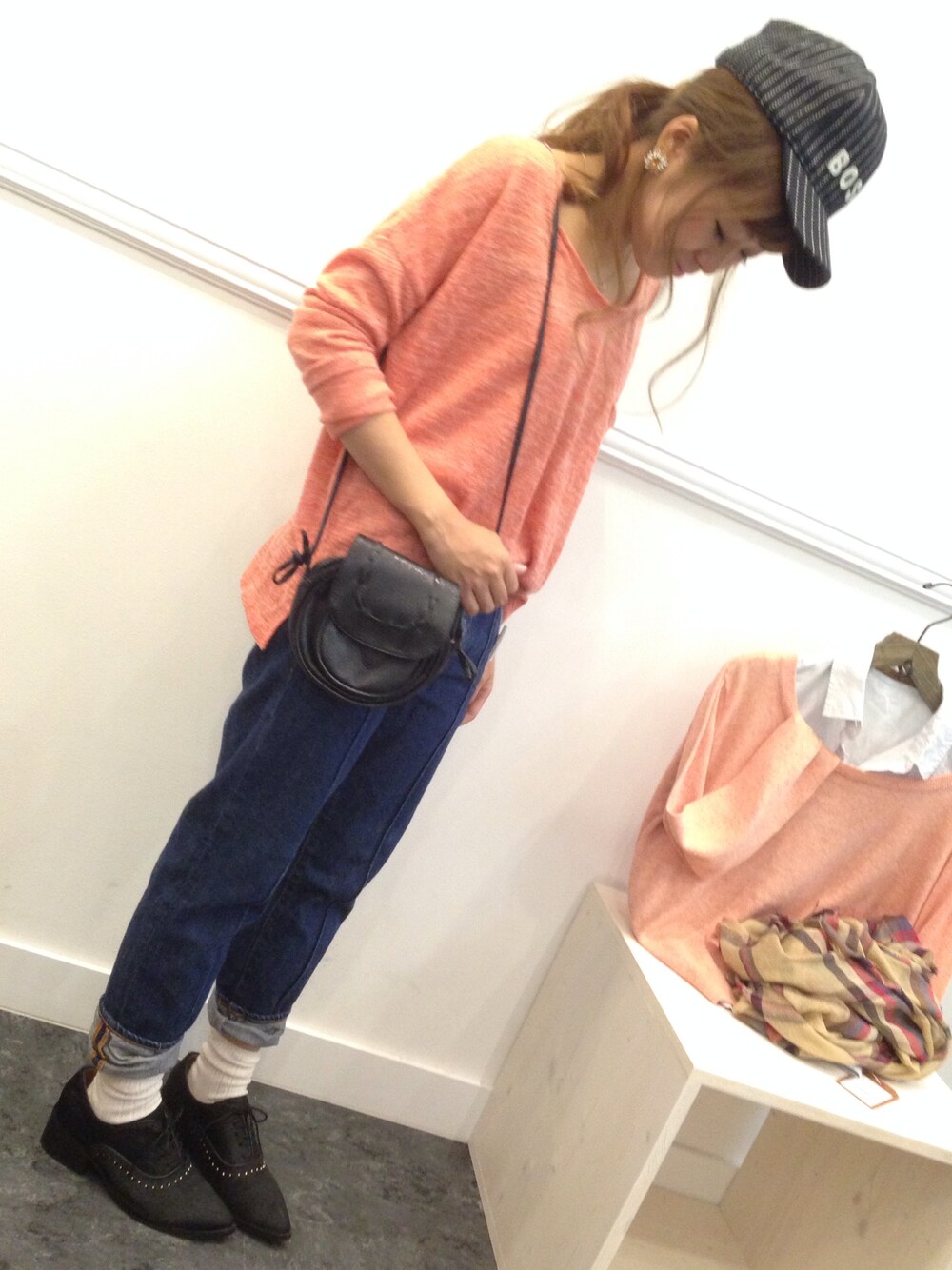 「Ungrid、CONTRAIL、THE EMPORIUM、ニット、デニム、キャップ、ビジュー、ブラック」｜「Ungridの 【casual】ﾘﾈﾝﾌﾟﾚｰﾝﾆｯﾄPO （Tシャツ/カットソー、オレンジ系）」を使った、mkさん（レディース・149cm）の秋コーディネートの1枚目の写真