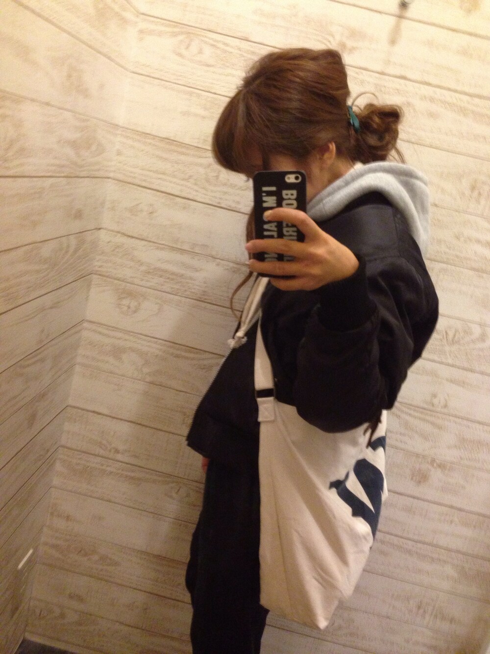 「TODAYFUL、CONTRAIL、MA-1、パーカー、グレーのパーカー、キャンバストート、おだんごヘアー、リボン」｜「TODAYFULのキャンバスショルダーバッグ（ショルダーバッグ、ホワイト系）」を使った、mkさん（レディース・149cm）の冬コーディネートの1枚目の写真