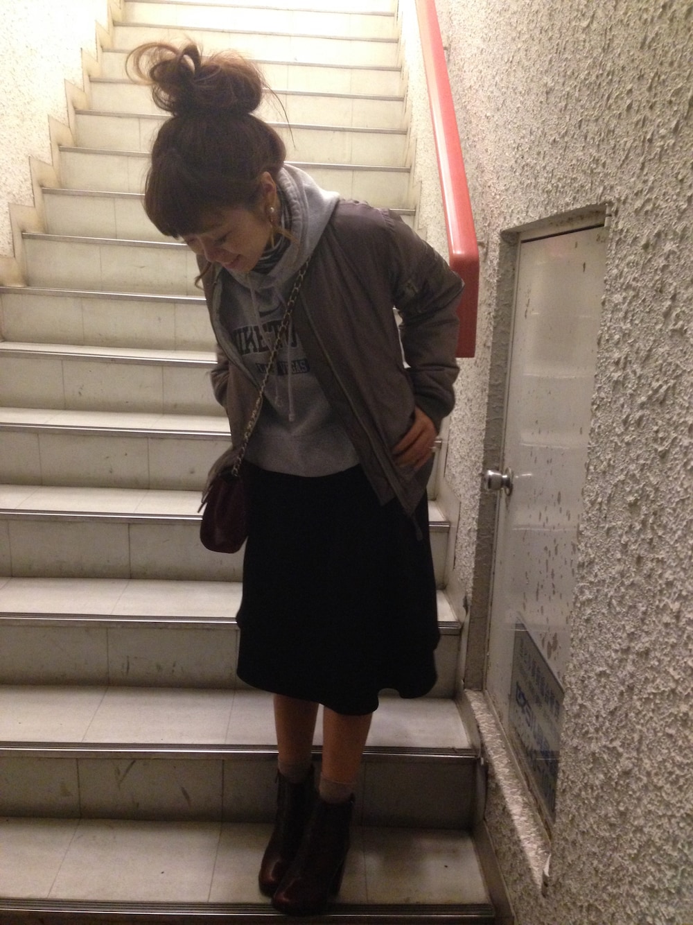「Ungrid、ROSE BUD、CONTRAIL、ZARA、LIPSERVICE、NIKE、パーカー、ミドルスカート、サイドゴアブーツ、おだんごヘアー」｜「Ungridの ｳﾞｨﾝﾃｰｼﾞMA1 （その他アウター、グリーン系）」を使った、mkさん（レディース・149cm）の冬コーディネートの1枚目の写真
