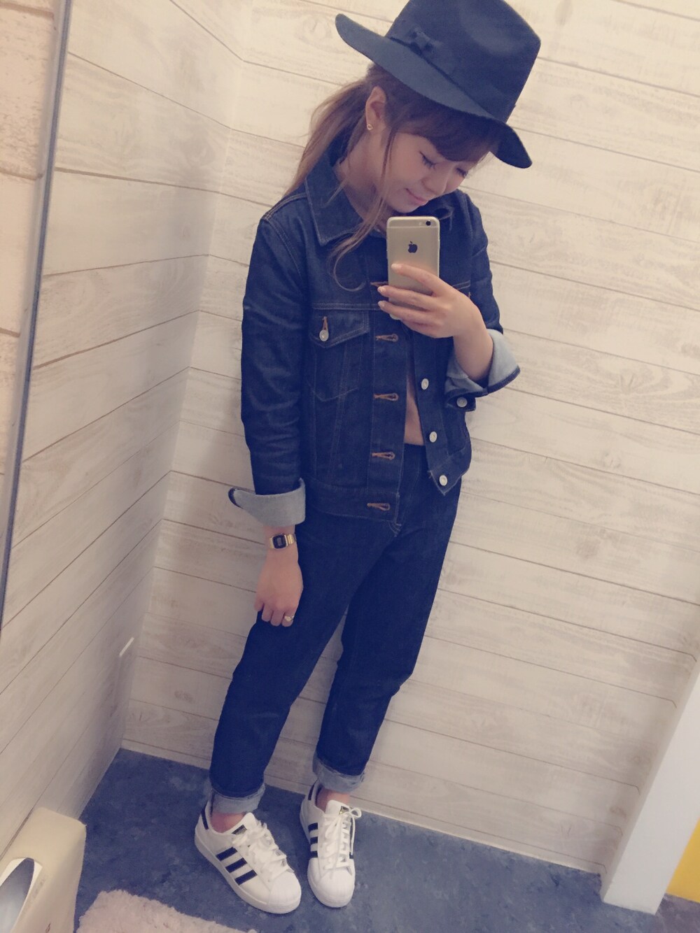 「moussy、OZOC、LEE、LEEコラボデニム、JEANASiS、ハット、adidas、スニーカー、デニムオンデニム、デニム」｜「OZOCのLEEコラボハイウエストボーイズデニム（デニムパンツ、ブルー系）」を使った、mkさん（レディース・149cm）の春コーディネートの1枚目の写真