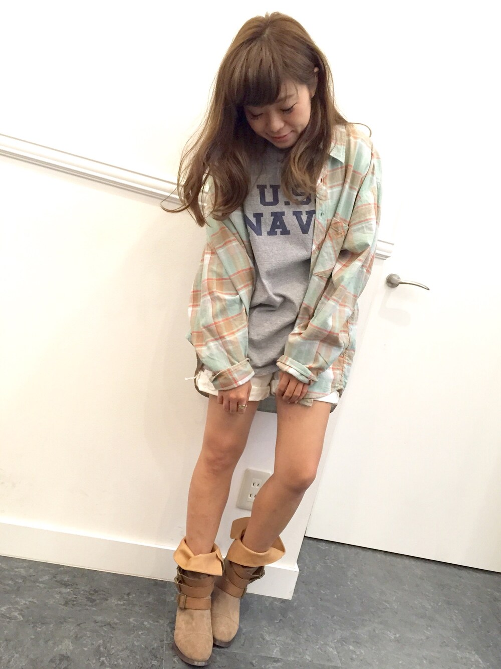 「Ungrid、TODAYFUL、LIFEs、ロゴT、ホワイト、チェツクシャツ、ブーツ、アウトドアスタイル、ラフ」｜「Ungridの 【Casual】ﾜｲﾄﾞﾙｰｽﾞﾁｪｯｸSH （シャツ/ブラウス、グリーン系）」を使った、mkさん（レディース・149cm）の春コーディネートの1枚目の写真
