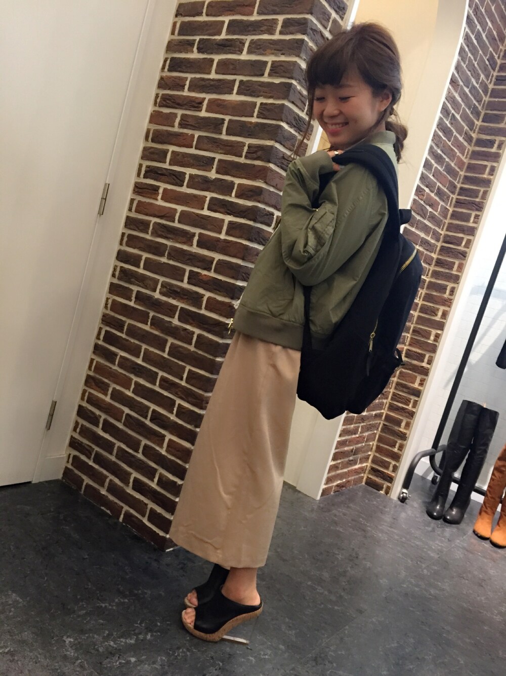 「GU、ワイドパンツ、ガウチョパンツ、TODAYFUL、MA-1、JEFFREY CAMPBELL、ヘアアレンジ、リュック、バックパック、リュック女子」｜「Jeffrey CampbellのサンダルSANDAL（サンダル、ブラック系）」を使った、mkさん（レディース・149cm）の春コーディネートの1枚目の写真