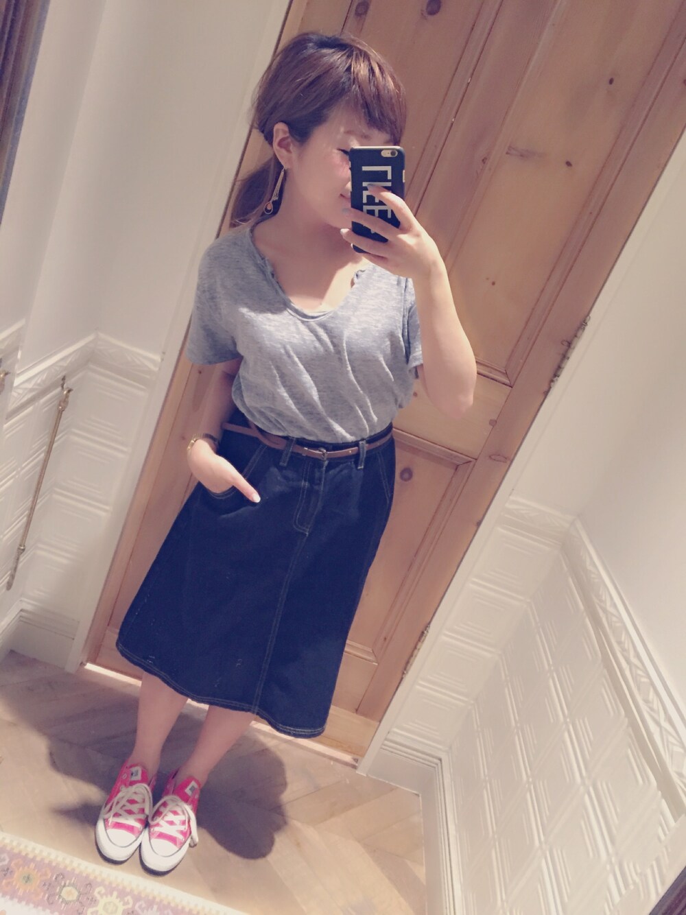 「Tシャツ、CONTRAIL、デニムスカート、MERCURYDUO(MERCURYDUO)、converse、コンバース、スニーカー、ピアス、雨の日コーデ」｜「CONTRAILのアイテム（Tシャツ/カットソー、グレー系）」を使った、mkさん（レディース・149cm）の夏コーディネートの1枚目の写真