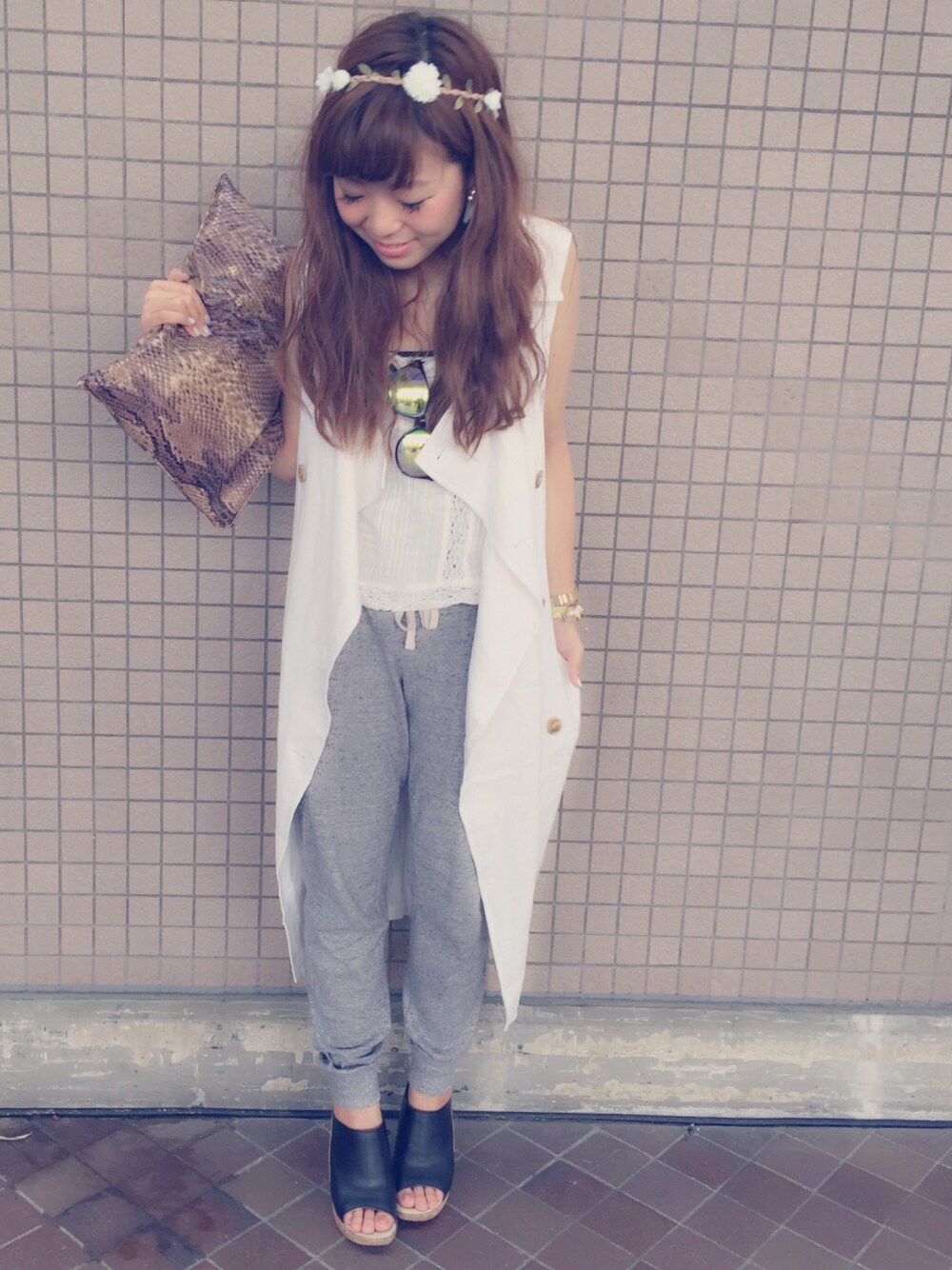 「ライブ、TODAYFUL、Ungrid、JEFFREY CAMPBELL、トレンチコート、ホワイト、スウェット、ミラーサングラス、クラッチバッグ、花冠」｜「Ungridの【Lady like】ﾘﾈﾝﾐﾄﾞﾙ丈ﾉｰｽﾘﾄﾚﾝﾁ（トレンチコート、ホワイト系）」を使った、mkさん（レディース・149cm）の夏コーディネートの1枚目の写真