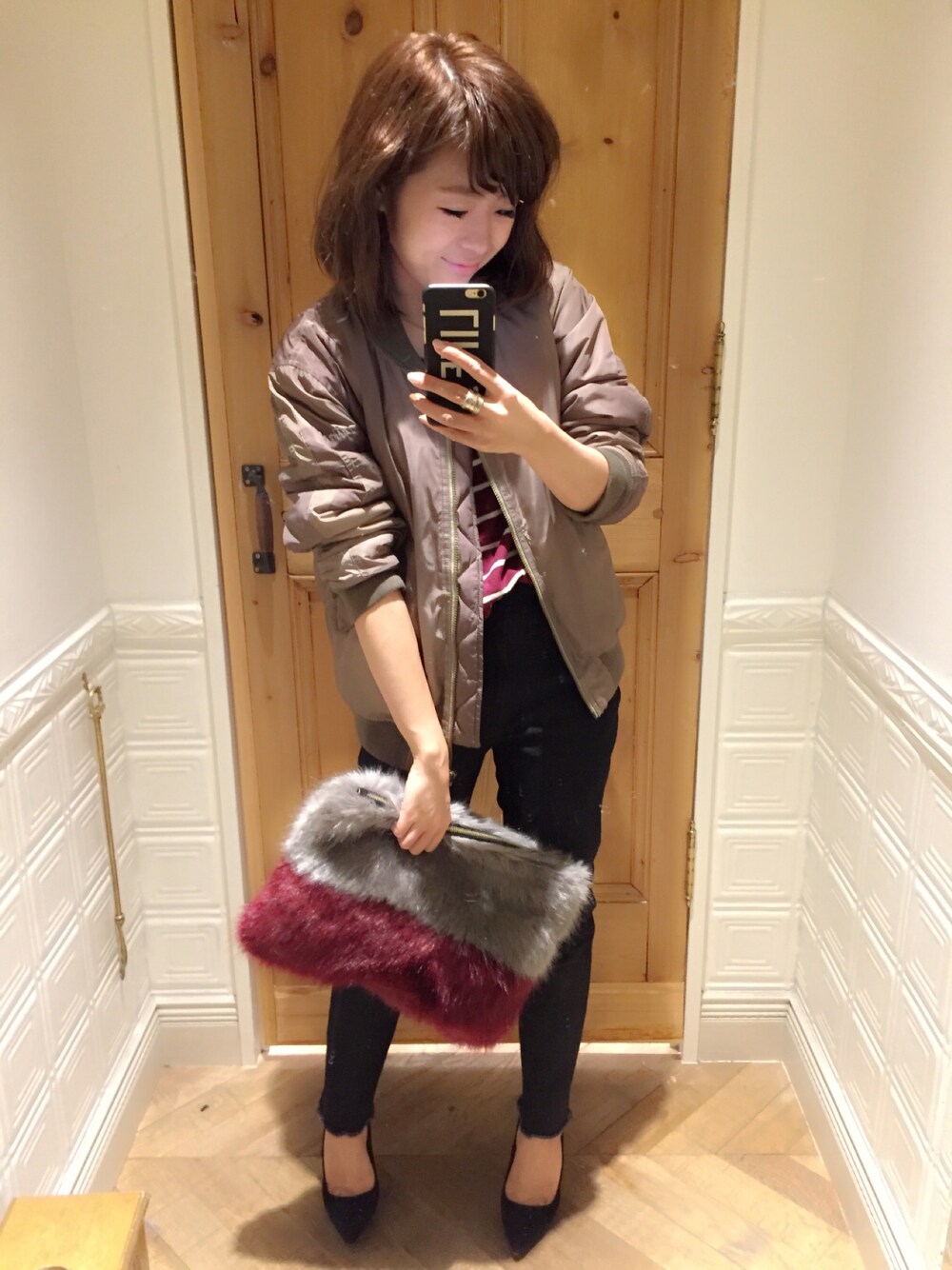 「Ungrid、SLY、31 Sons de mode、MA-1、黒スキニー、ファー小物、クラッチバッグ」｜「Ungridの【Lady like】ﾊﾞｲｶﾗｰﾌｧｰｸﾗｯﾁBAG（クラッチバッグ、その他）」を使った、mkさん（レディース・149cm）の秋コーディネートの1枚目の写真