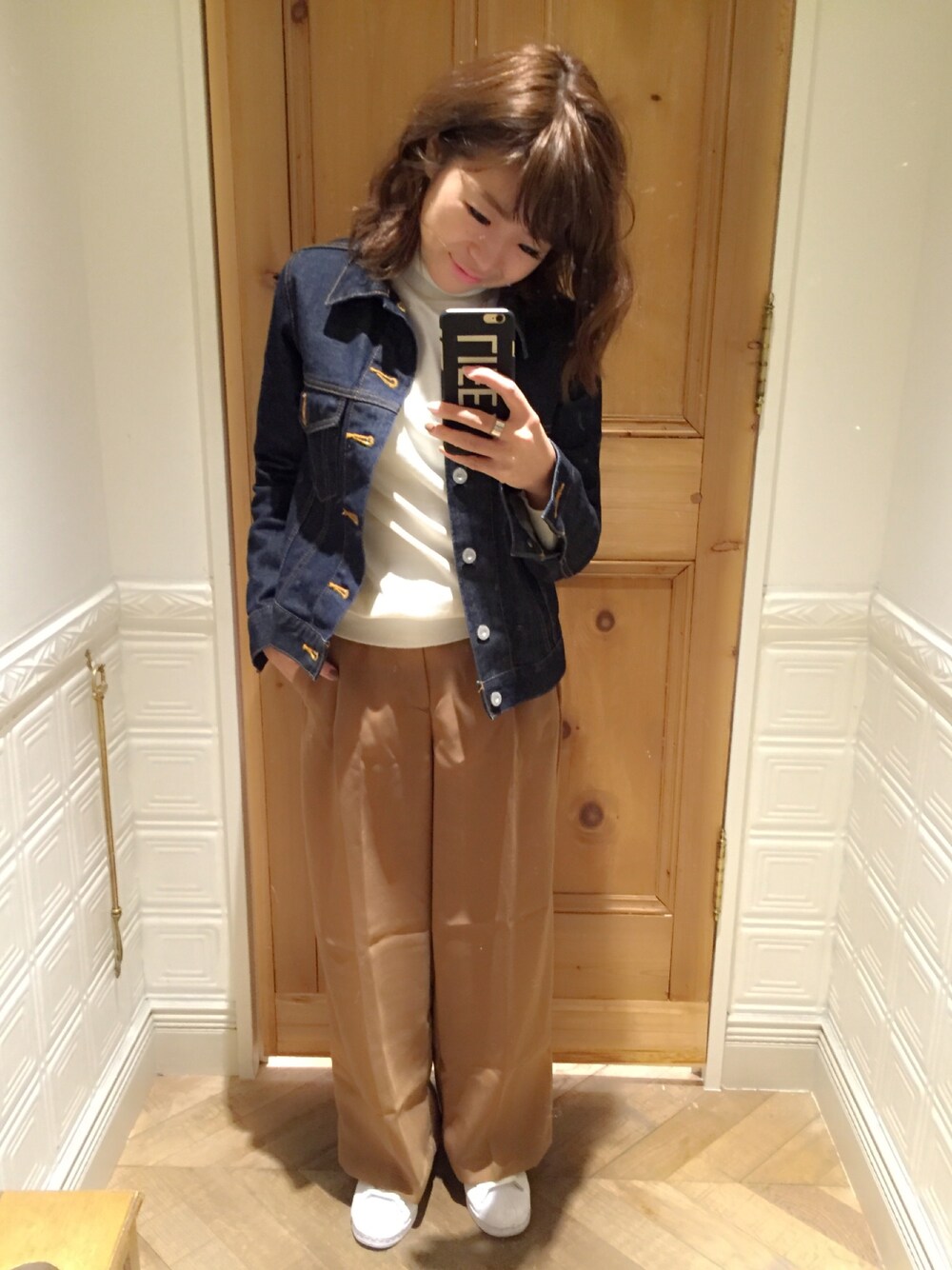 「moussy、adidas、adidas originals、GU、ワイドパンツ、デニムジャケット、タートルネック、カジュアル」｜「MOUSSYのOnewash STR FIT JK（デニムジャケット、ブルー系）」を使った、mkさん（レディース・149cm）の秋コーディネートの1枚目の写真