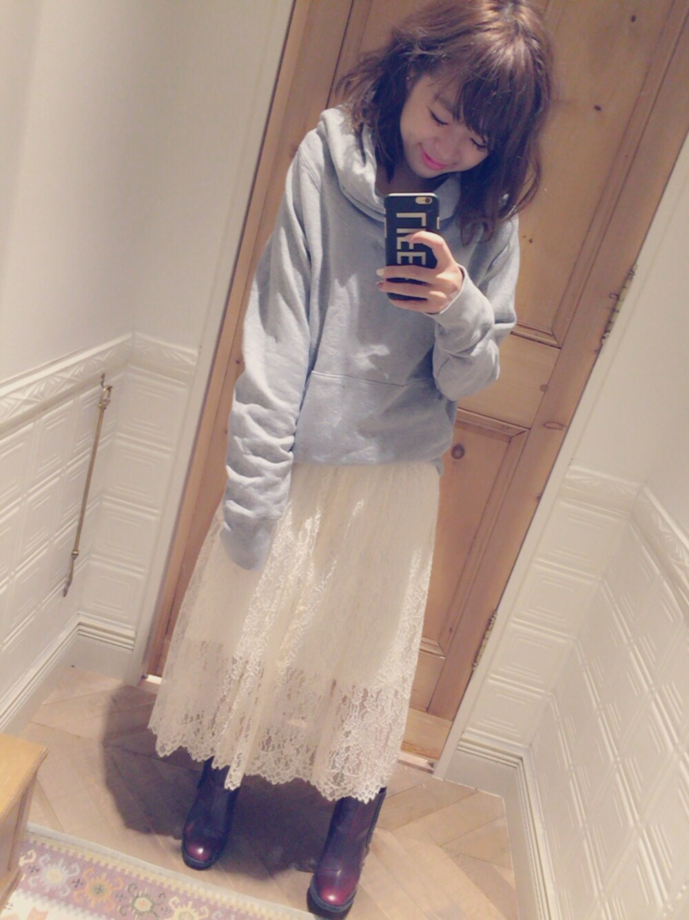 「Ungrid、Lily Brown、ZARA、サイドゴアブーツ、レースワンピース、パーカー、カジュアル、レイヤードスタイル」｜「LILY BROWNのヴィンテージレースワンピース（ワンピース、ホワイト系）」を使った、mkさん（レディース・149cm）の秋コーディネートの1枚目の写真