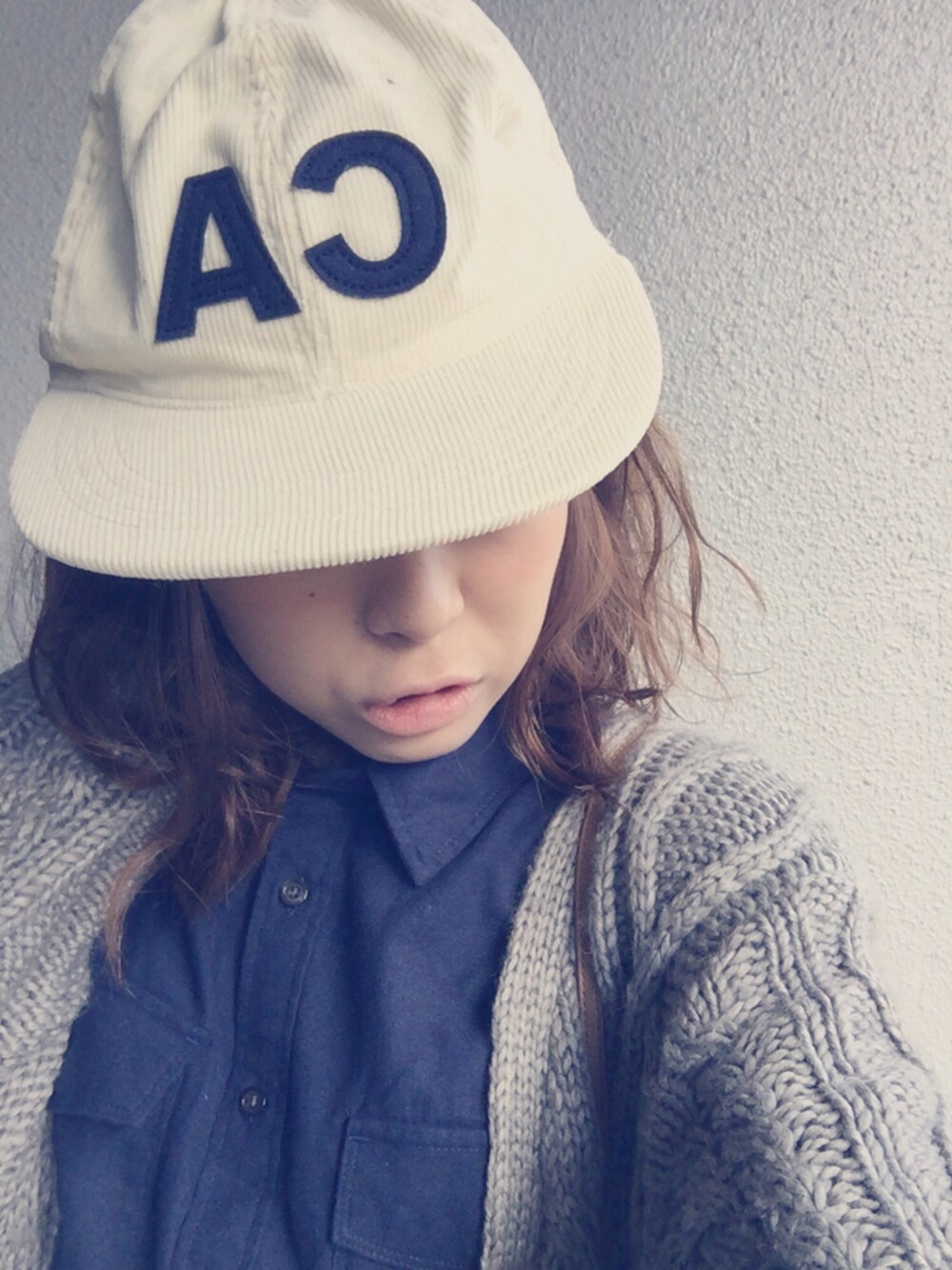 「TODAYFUL、Ungrid、GU、キャップ、カーディガン、ケーブルニット、シャツ」｜「TODAYFULのコーデュロイキャップ（キャップ、ホワイト系）」を使った、mkさん（レディース・149cm）の冬コーディネートの1枚目の写真