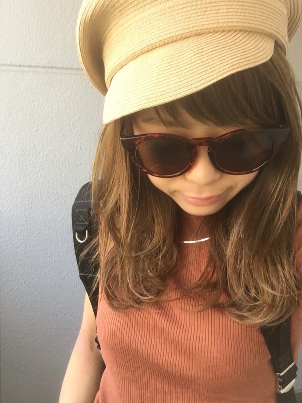 「夏、オトナカジュアル、UNIQLO、snidel、Lily Brown、fredrik packers、テラコッタ、リブT、リュック、サングラス」｜「LILY BROWNのボストンサングラス（サングラス、ブラウン系）」を使った、mkさん（レディース・149cm）の夏コーディネートの1枚目の写真