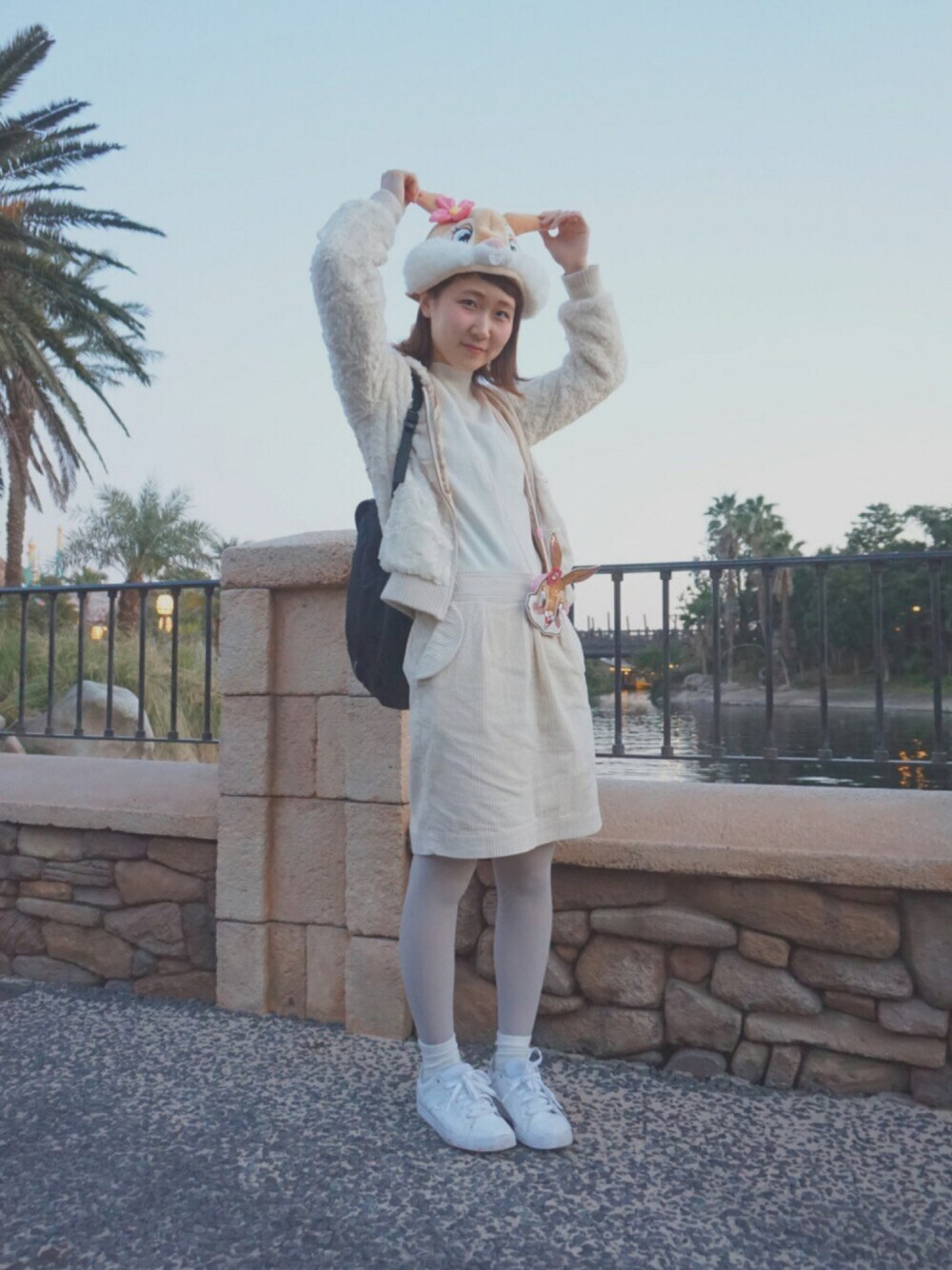 「みぃきょん、オールホワイト、ふたごコーデ、ミスバニー、ディズニー、白スニーカー、ディズニーコーデ」｜「Disneyのアイテム（帽子、イエロー系）」を使った、nadamiiさん（レディース・164cm）の春コーディネートの1枚目の写真