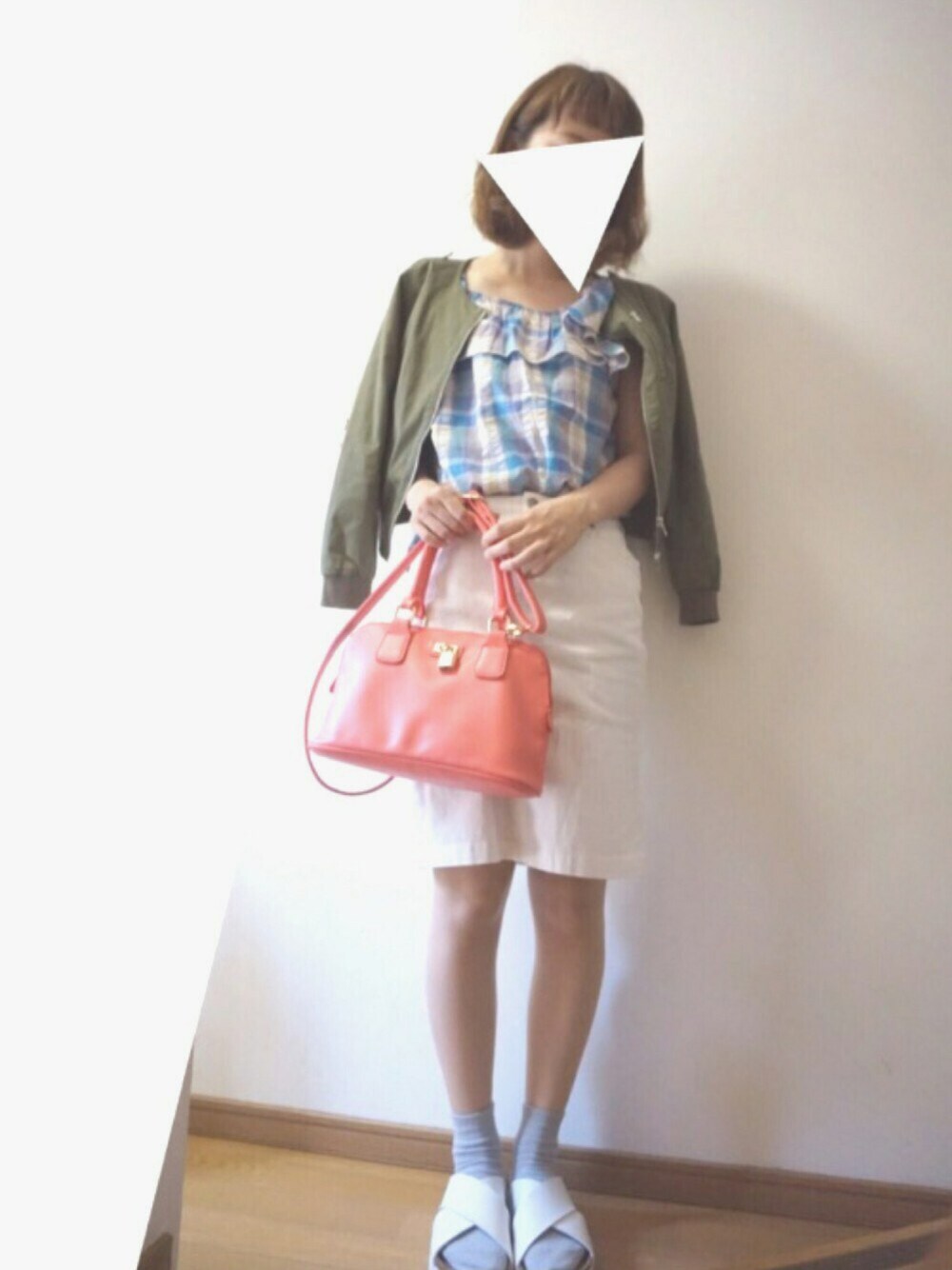 グリーン系のミリタリージャケット、ブルー系のトップス、ピンク系のバッグを着用したレディースの春コーディネートの1枚目の写真