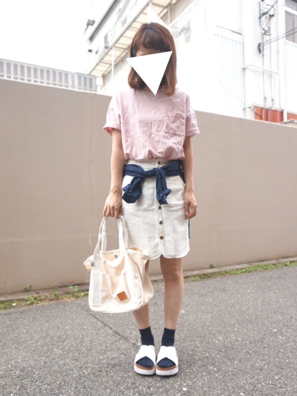 「ポケットＴシャツ、白スカート、サンダルに靴下、サンダル、デニムシャツ、ゆるT、シンプルコーデ、プチプラ」｜「UNIQLOのアイテム（Tシャツ/カットソー、ピンク系）」を使った、nadamiiさん（レディース・164cm）の夏コーディネートの1枚目の写真