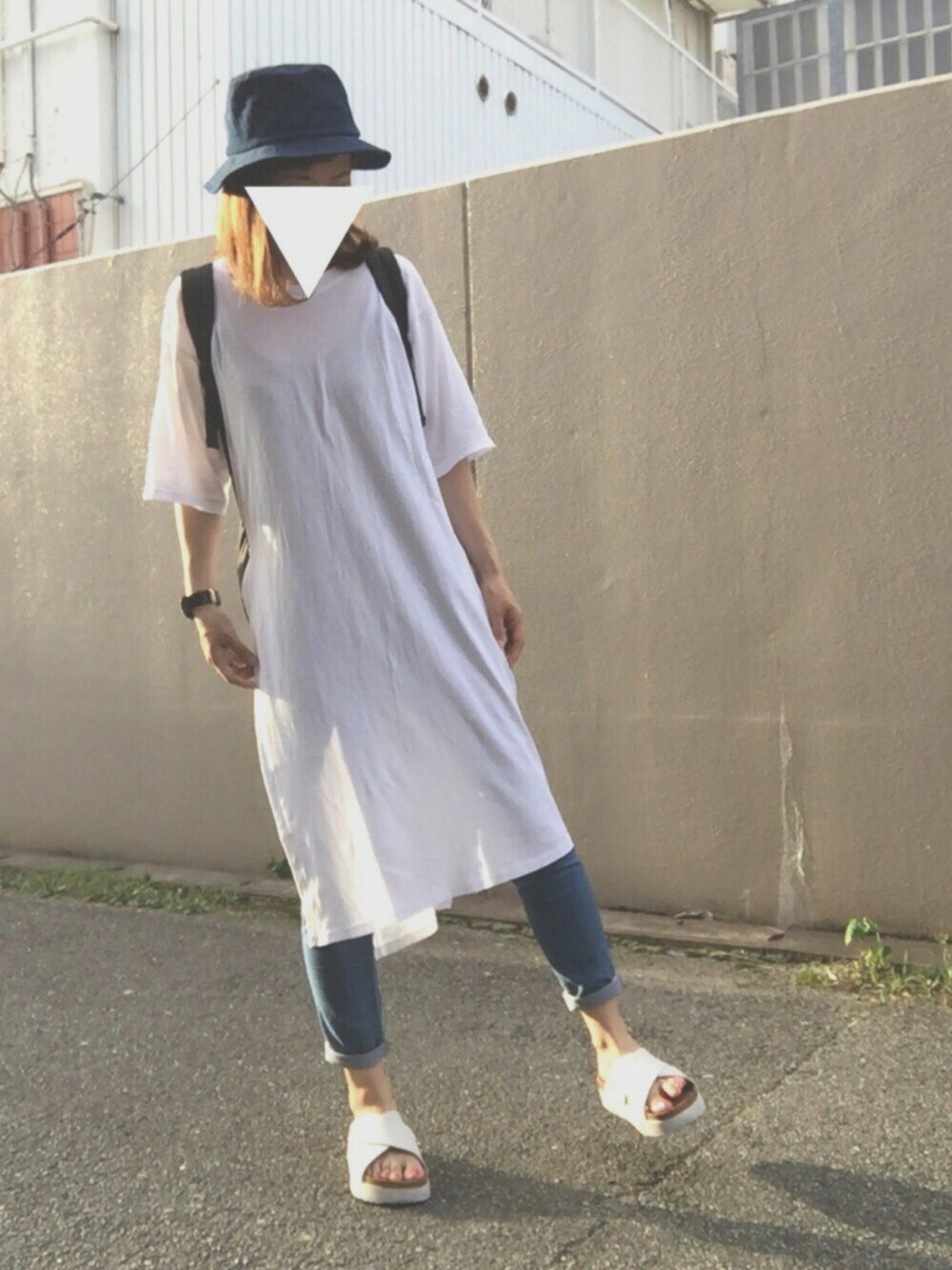 「ロングシャツ、ロングTシャツ、ゆるコーデ、プチプラコーデ、バケットハット、サンダル、スポーツミックス、ジーユー、GU」｜「GUのアイテム（Tシャツ/カットソー、ホワイト系）」を使った、nadamiiさん（レディース・164cm）の夏コーディネートの1枚目の写真