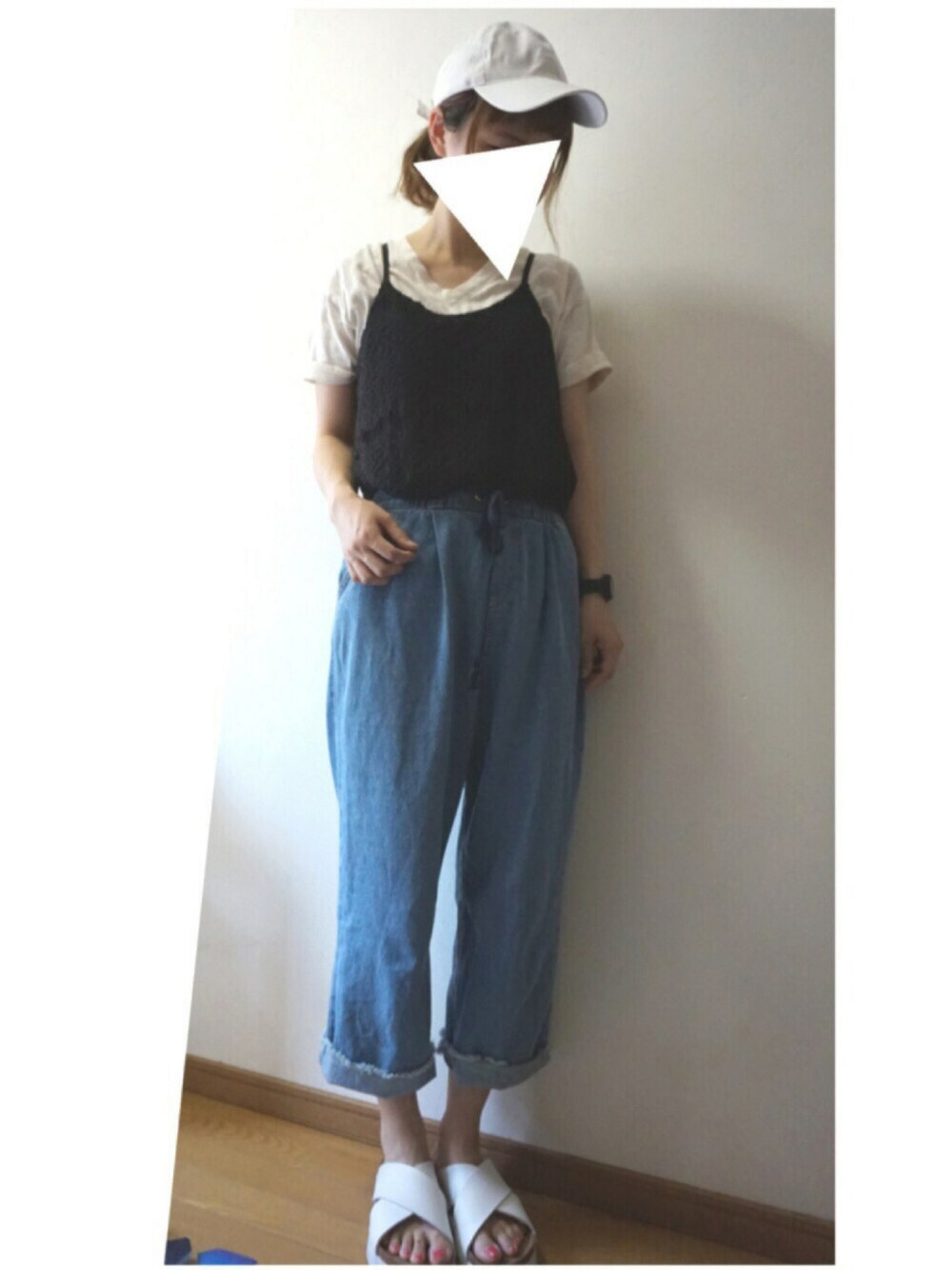 「レースキャミソール、ワイドパンツ、サンダル、コンフォートサンダル、キャップ、Vネック」｜「39マートのアイテム（キャップ、ホワイト系）」を使った、nadamiiさん（レディース・164cm）の夏コーディネートの1枚目の写真