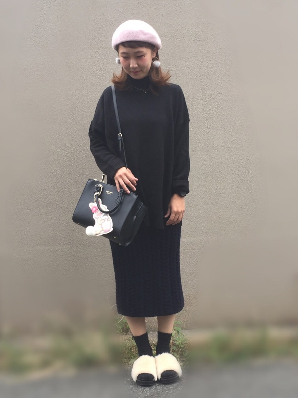 「ベレー帽、GU、タイトスカート、ニット、ブラック、プチプラ、ファーサンダル、ファー小物」｜「DAISOのアイテム（ハンチング/ベレー帽、ピンク系）」を使った、nadamiiさん（レディース・164cm）の秋コーディネートの1枚目の写真