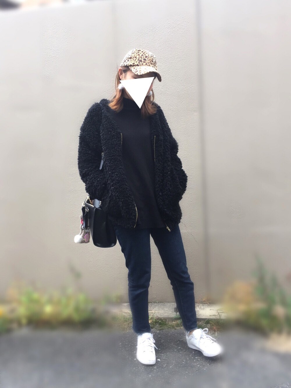 「モコモコアウター、もこもこ、レオパード、白スニーカー、デニム、切りっぱなしデニム、キャップ、オールブラック」｜「39マートのアイテム（キャップ、その他）」を使った、nadamiiさん（レディース・164cm）の秋コーディネートの1枚目の写真