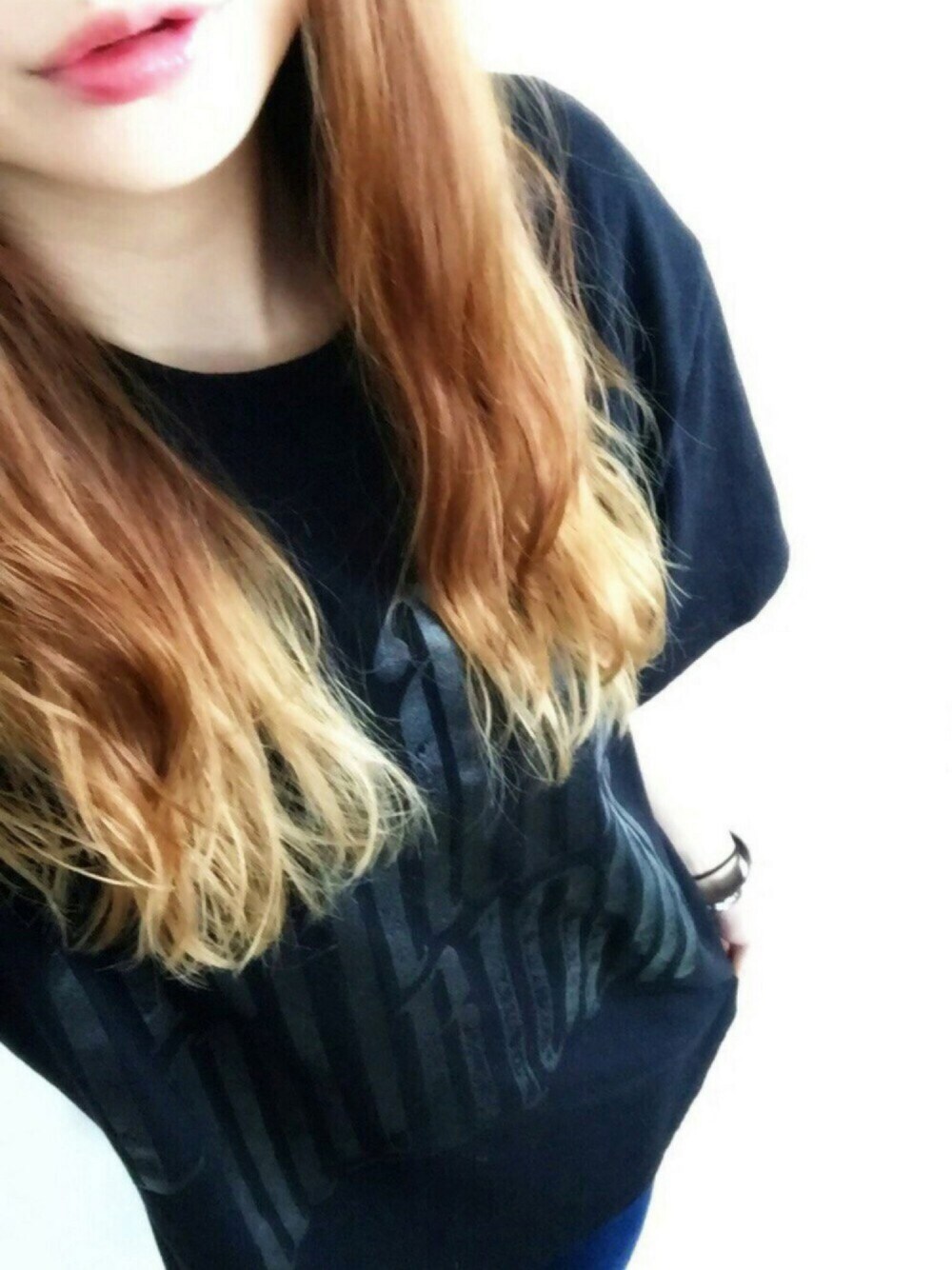 ブラック系のTシャツ/カットソーを着用したレディースの冬コーディネートの1枚目の写真